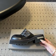 Balenciag*26ss春夏新款复古厚底穆勒鞋这款穆勒鞋主打复古与潮流兼具!鞋面采用质感材质,打造出 Balenciag*26ss春夏新款复古厚底穆勒鞋这款穆勒鞋主打复古与潮流兼具!鞋面采用质感材质,打造出