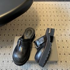 Balenciag*26ss春夏新款复古厚底穆勒鞋这款穆勒鞋主打复古与潮流兼具!鞋面采用质感材质,打造出 Balenciag*26ss春夏新款复古厚底穆勒鞋这款穆勒鞋主打复古与潮流兼具!鞋面采用质感材质,打造出