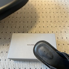 Balenciag*26ss春夏新款复古厚底穆勒鞋这款穆勒鞋主打复古与潮流兼具!鞋面采用质感材质,打造出 Balenciag*26ss春夏新款复古厚底穆勒鞋这款穆勒鞋主打复古与潮流兼具!鞋面采用质感材质,打造出