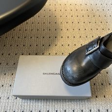 Balenciag*26ss春夏新款复古厚底穆勒鞋这款穆勒鞋主打复古与潮流兼具!鞋面采用质感材质,打造出 Balenciag*26ss春夏新款复古厚底穆勒鞋这款穆勒鞋主打复古与潮流兼具!鞋面采用质感材质,打造出