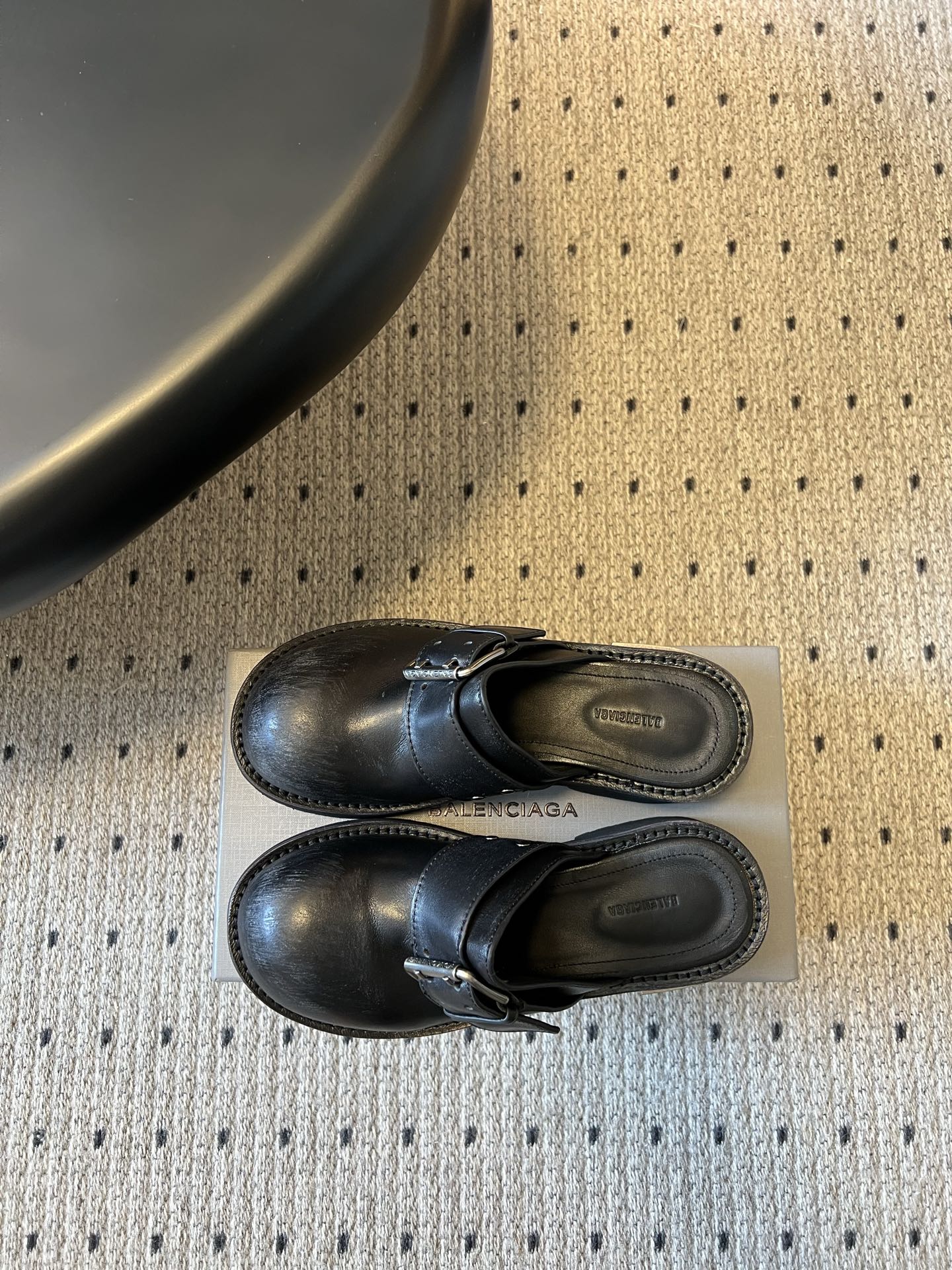 Balenciag*26ss春夏新款复古厚底穆勒鞋这款穆勒鞋主打复古与潮流兼具!鞋面采用质感材质,打造出 Balenciag*26ss春夏新款复古厚底穆勒鞋这款穆勒鞋主打复古与潮流兼具!鞋面采用质感材质,打造出