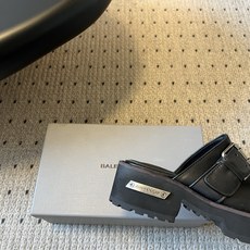 Balenciag*26ss春夏新款复古厚底穆勒鞋这款穆勒鞋主打复古与潮流兼具!鞋面采用质感材质,打造出 Balenciag*26ss春夏新款复古厚底穆勒鞋这款穆勒鞋主打复古与潮流兼具!鞋面采用质感材质,打造出