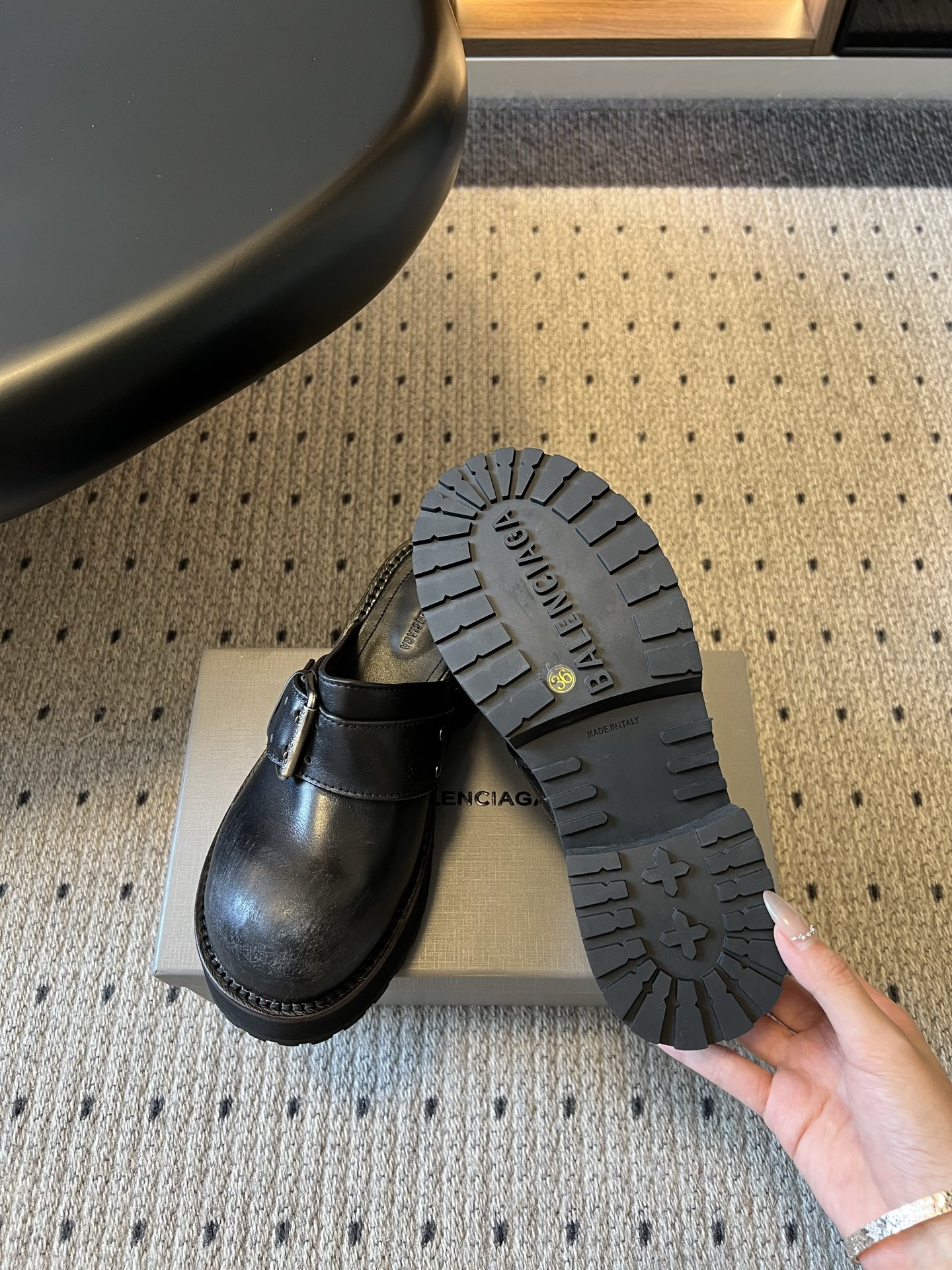 Balenciag*26ss春夏新款复古厚底穆勒鞋这款穆勒鞋主打复古与潮流兼具!鞋面采用质感材质,打造出 Balenciag*26ss春夏新款复古厚底穆勒鞋这款穆勒鞋主打复古与潮流兼具!鞋面采用质感材质,打造出