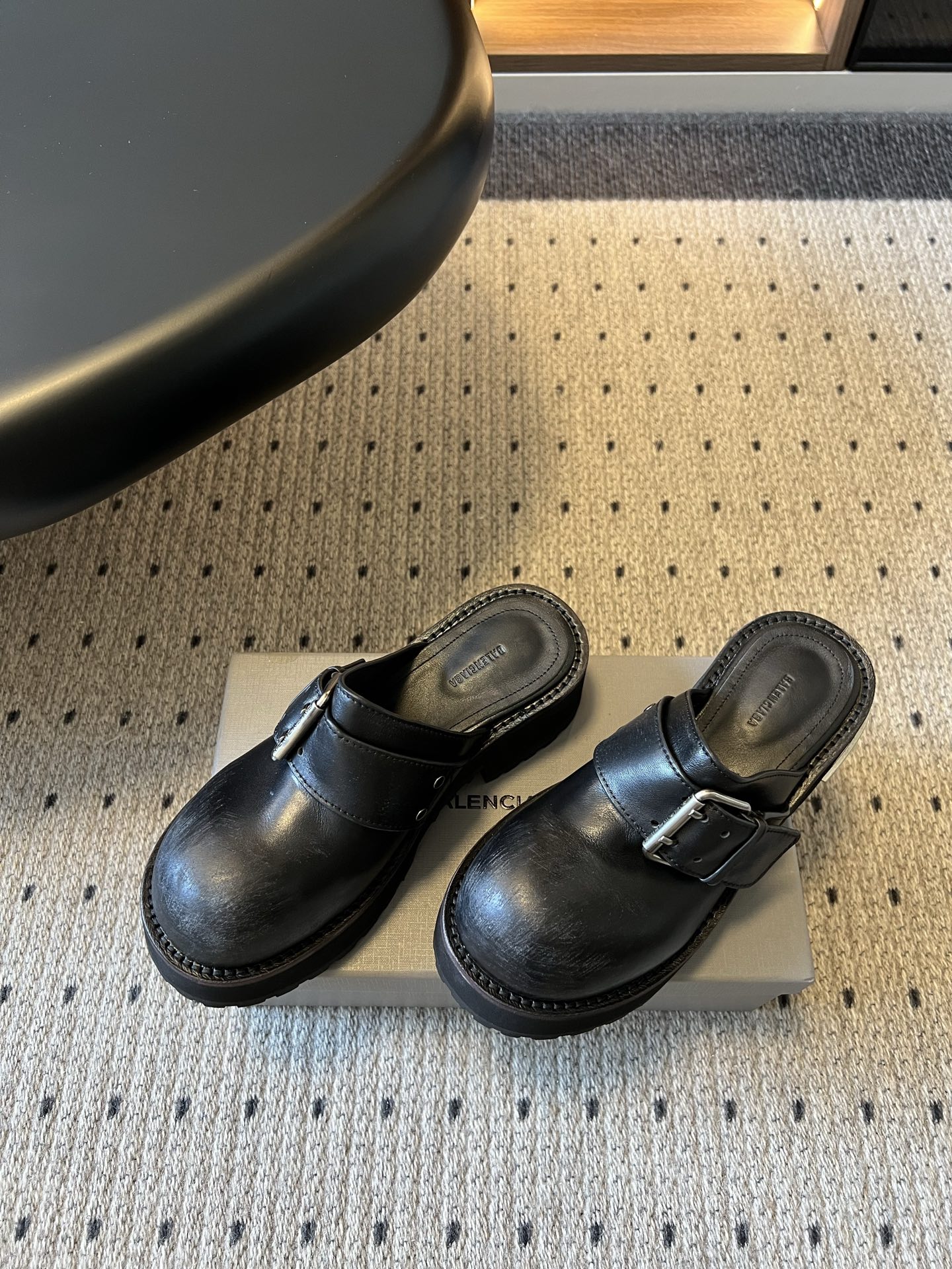 Balenciag*26ss春夏新款复古厚底穆勒鞋这款穆勒鞋主打复古与潮流兼具!鞋面采用质感材质,打造出 Balenciag*26ss春夏新款复古厚底穆勒鞋这款穆勒鞋主打复古与潮流兼具!鞋面采用质感材质,打造出