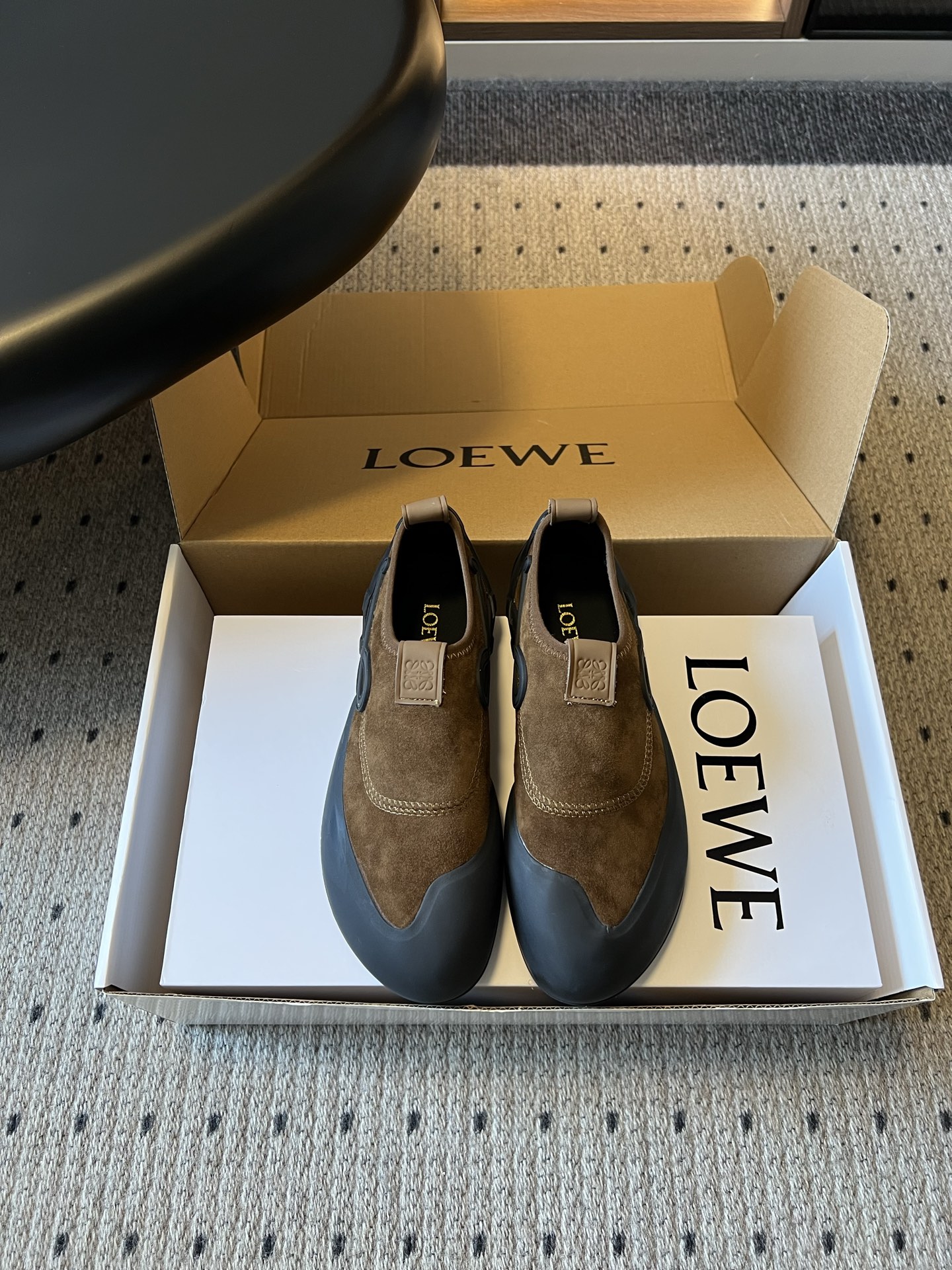 NO:870826,LOEW*26ss new spring and summer casual sports hiking shoes. This shoe is based on simplicity and texture as its wings, perfectly integrating low-key and exquisiteness. The smooth shoe lines weaken the complicated design, but hide high-end ingenuity in the details. Whether it is daily commuting or light outdoor travel, it can easily adapt to various scenes, showing a low-key and luxurious fashion style. Good-looking and easy-to-wear is the king!  The shoe last is designed to fit the shape of the foot, with no sense of restraint on the upper foot, and zero burden when walking. The inner lining is soft and waxy to wrap the feet, making it less likely to tire after long walks, providing all-weather comfort. Upper sheepskin lining TPU outsole size 35-40 (customized size 40 is non-refundable), casual shoes/sports shoes, loewe, sneakers, sheepskin, sheep19860909LOEW*26ss春夏新款休闲运动登山鞋 这款鞋以简约为骨,以质感为翼,将低调与精致完美融合.流畅的鞋型线条弱化了繁杂设计,却在细节处暗藏高级巧思,无论是日常通勤还是轻户外出行,都能轻松适配各种场景,尽显低调奢华的时尚格调. 好看又好穿才是王道！鞋楦贴合脚型设计,上脚无束缚感,行走零负担.内里软糯包裹双脚,长时间行走不易累脚,全天候舒适感在线. 鞋面羊京 内里羊皮 大底TPU大底 size35-40码（40码定制不退换）,休闲鞋/运动鞋,loewe,sneakers,sheepskin,sheep,Women's Shoes