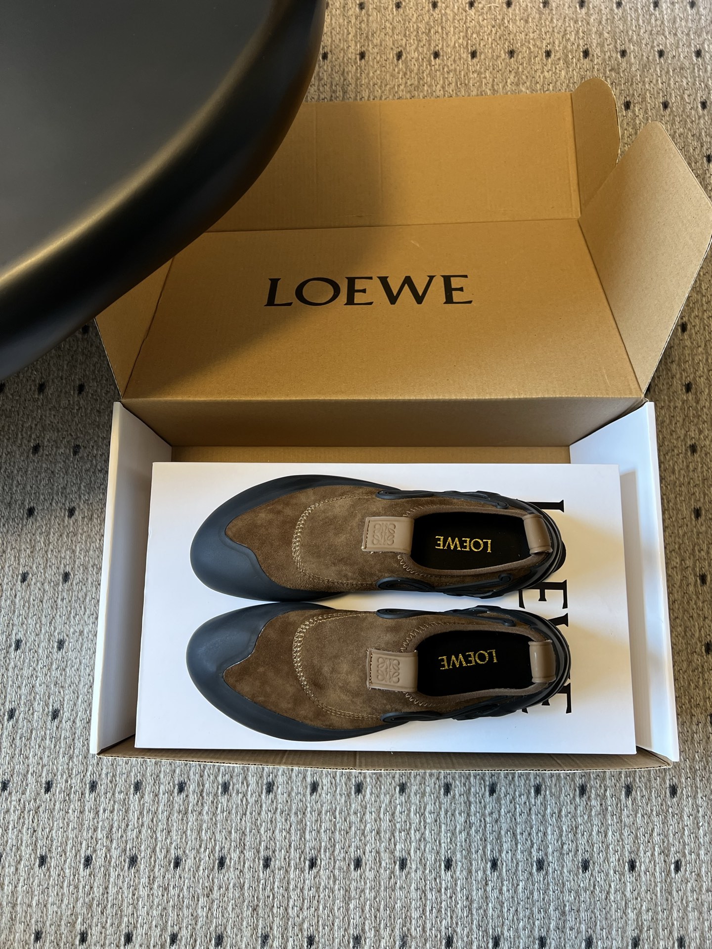 LOEW*26ss春夏新款休闲运动登山鞋这款鞋以简约为骨，以质感为翼，将低调与精致完美融合。流畅的鞋型线