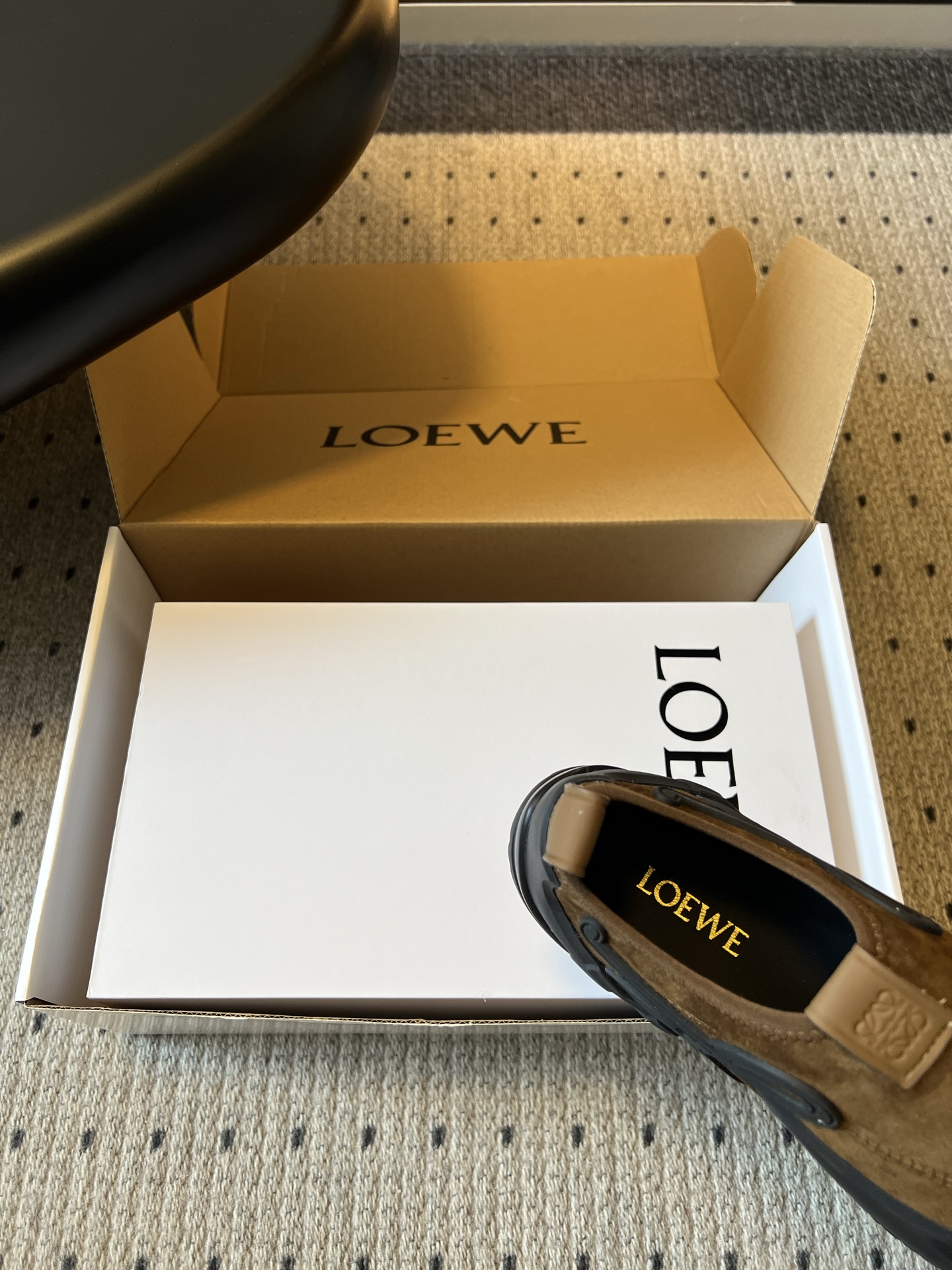LOEW*26ss春夏新款休闲运动登山鞋这款鞋以简约为骨，以质感为翼，将低调与精致完美融合。流畅的鞋型线