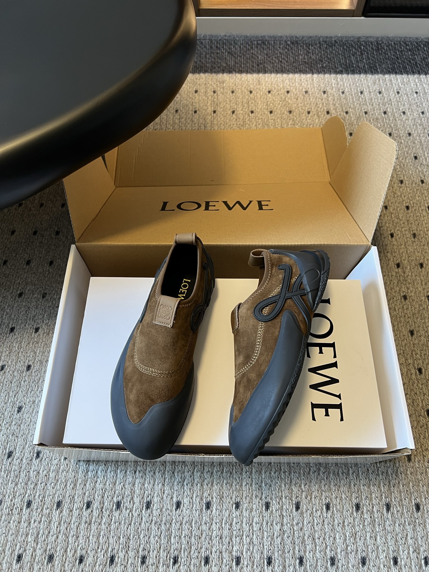 LOEW*26ss春夏新款休闲运动登山鞋这款鞋以简约为骨，以质感为翼，将低调与精致完美融合。流畅的鞋型线