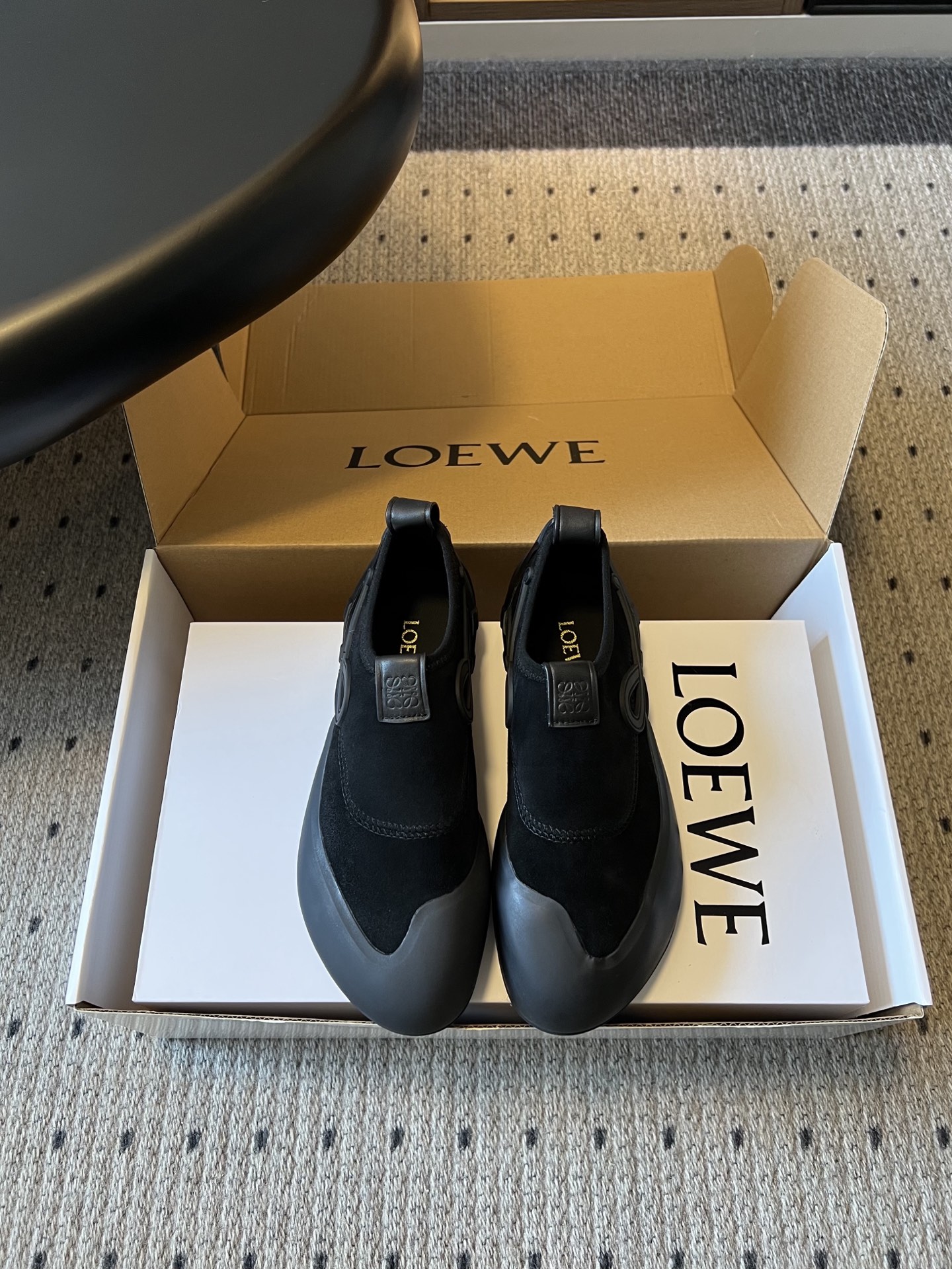 NO:870834,3607 LOEW*26ss new spring and summer casual sports hiking shoes. This shoe is based on simplicity and texture as its wings, perfectly integrating low-key and exquisiteness. The smooth shoe lines weaken the complicated design, but hide high-end ingenuity in the details. Whether it is daily commuting or light outdoor travel, it can easily adapt to various scenes, showing a low-key and luxurious fashion style. Good-looking and easy-to-wear is the king!  The shoe last is designed to fit the shape of the foot, with no sense of restraint on the upper foot, and zero burden when walking. The inner lining is soft and waxy to wrap the feet, making it less likely to tire after long walks, providing all-weather comfort. Upper sheepskin lining sheepskin outsole TU outsole size 35-40 (customized size 40 is non-refundable), casual shoes/sports shoes, loewe, sneakers, sheepskin, sheep198609093607 LOEW*26ss春夏新款休闲运动登山鞋 这款鞋以简约为骨,以质感为翼,将低调与精致完美融合.流畅的鞋型线条弱化了繁杂设计,却在细节处暗藏高级巧思,无论是日常通勤还是轻户外出行,都能轻松适配各种场景,尽显低调奢华的时尚格调. 好看又好穿才是王道！鞋楦贴合脚型设计,上脚无束缚感,行走零负担.内里软糯包裹双脚,长时间行走不易累脚,全天候舒适感在线. 鞋面羊京 内里羊皮 大底TU大底 size35-40码（40码定制不退换）,休闲鞋/运动鞋,loewe,sneakers,sheepskin,sheep,Women's Shoes