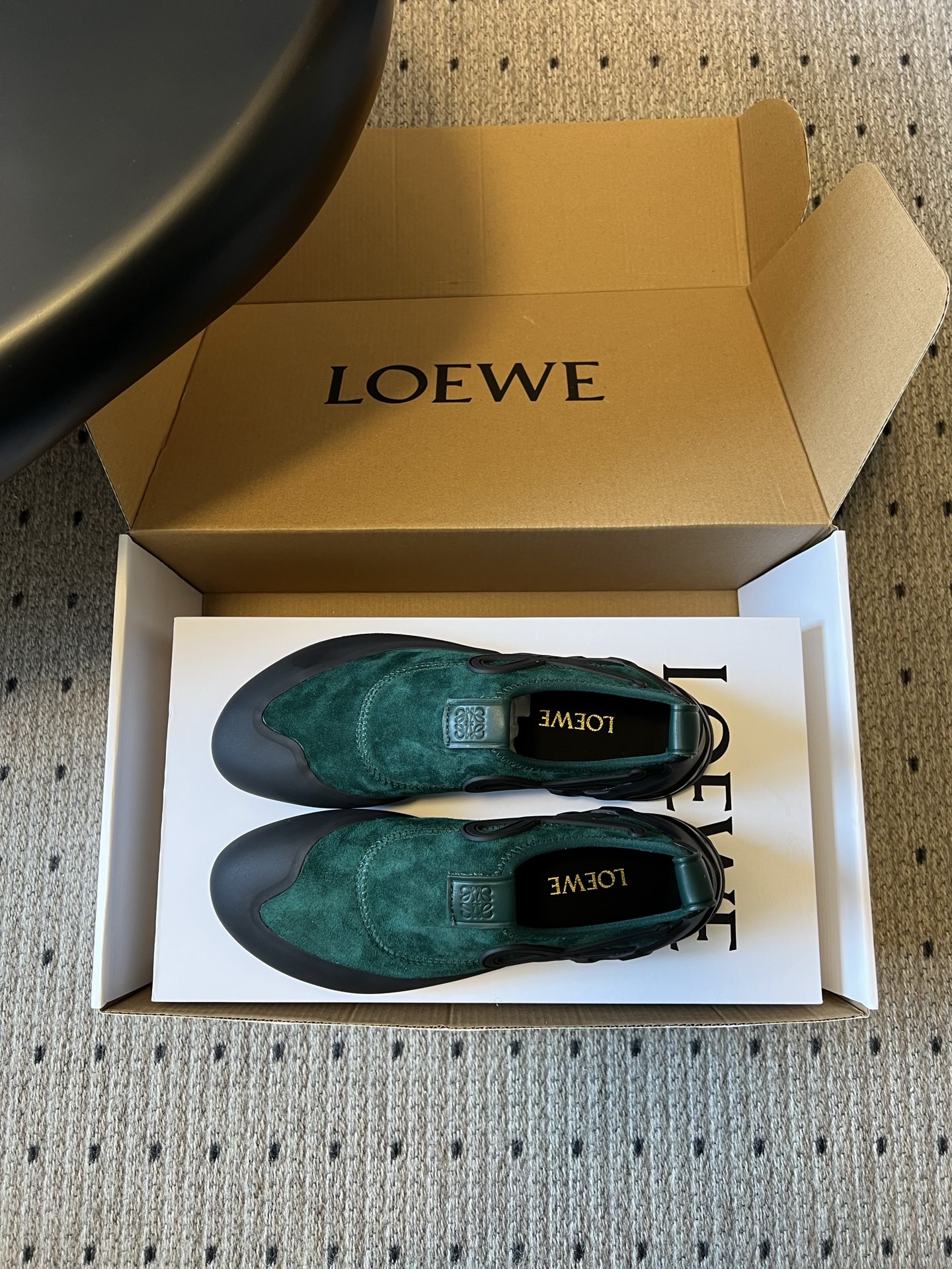 LOEW*26ss春夏新款休闲运动登山鞋这款鞋以简约为骨，以质感为翼，将低调与精致完美融合。流畅的鞋型线