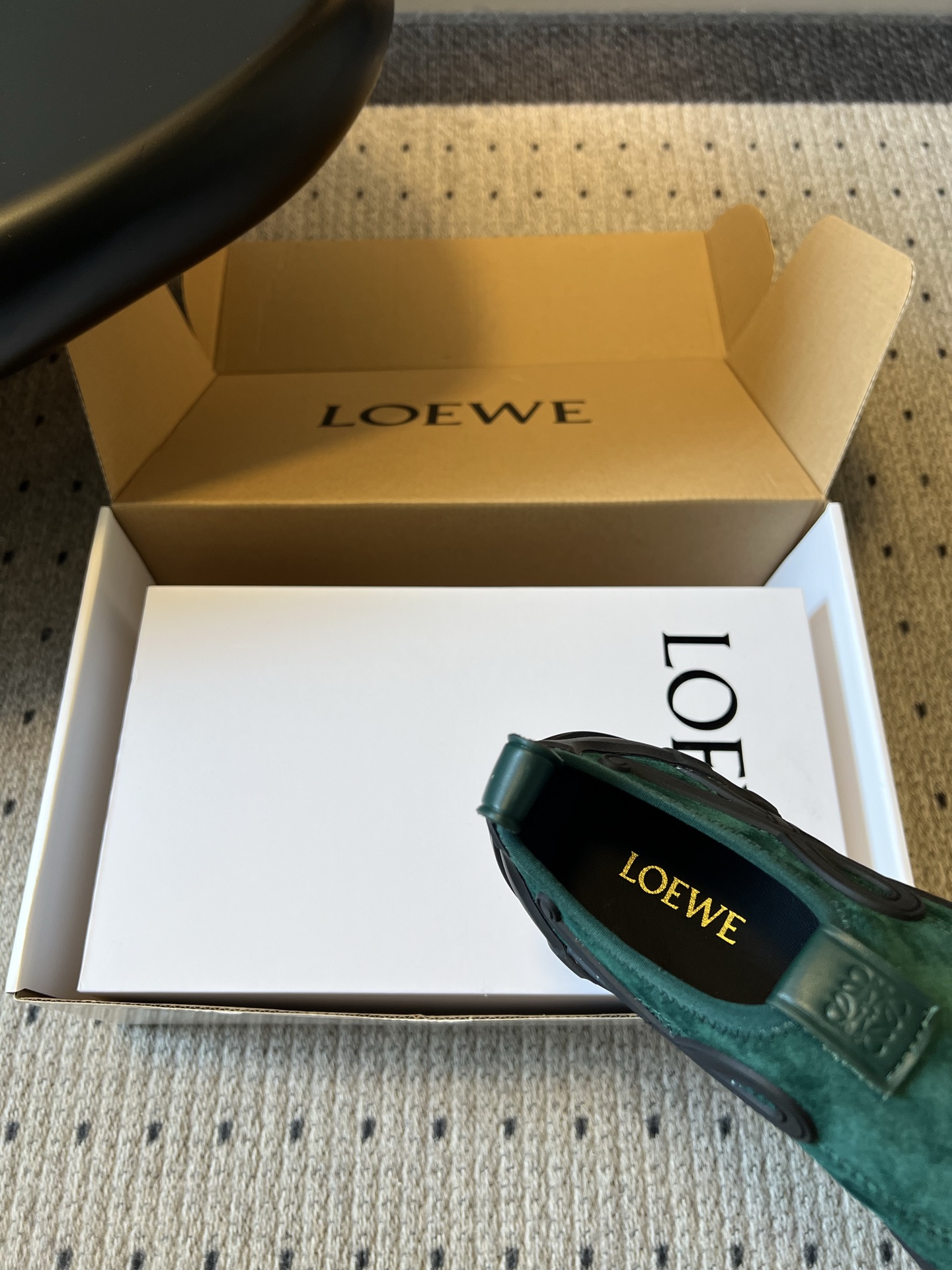 LOEW*26ss春夏新款休闲运动登山鞋这款鞋以简约为骨，以质感为翼，将低调与精致完美融合。流畅的鞋型线