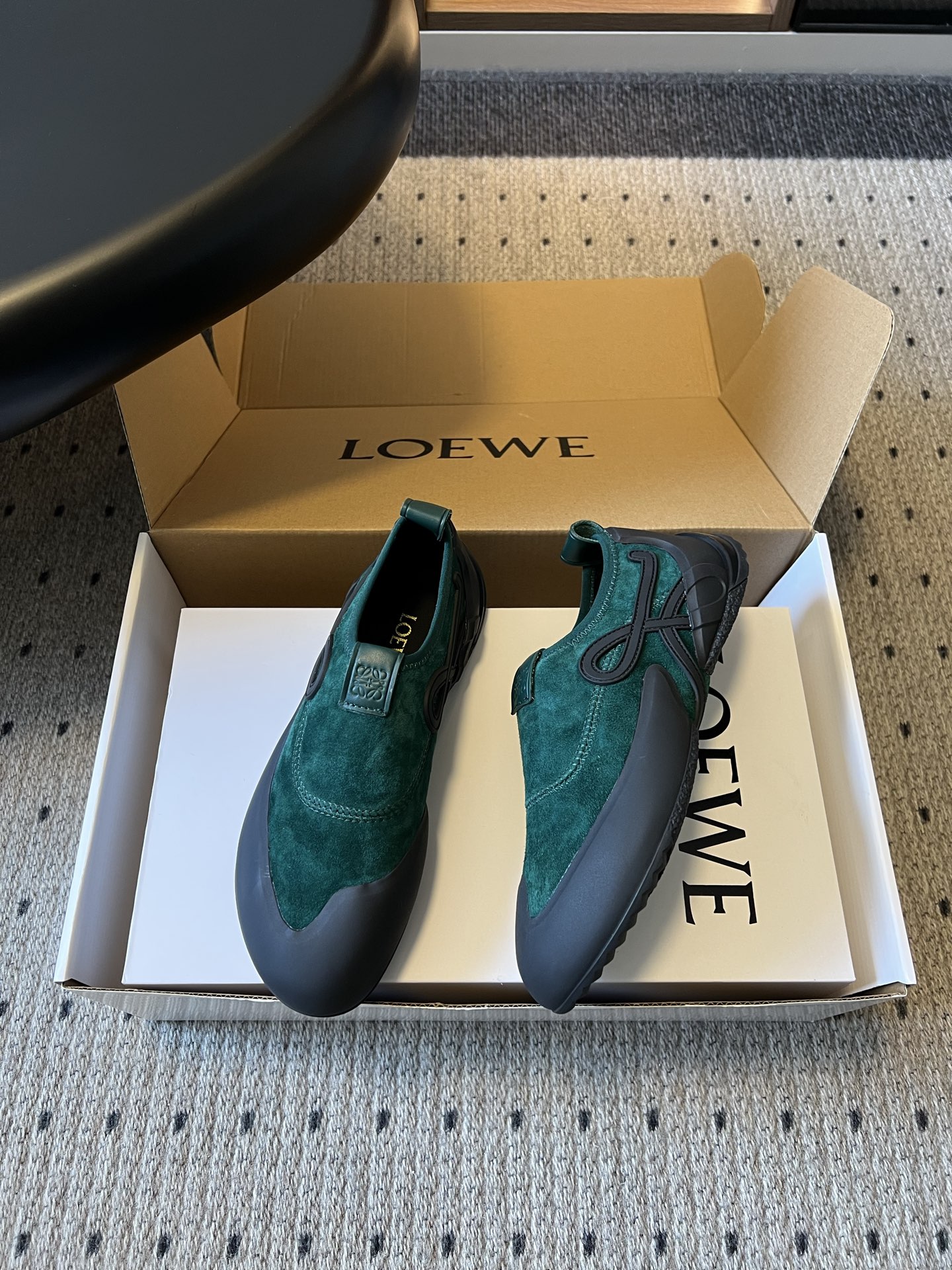 LOEW*26ss春夏新款休闲运动登山鞋这款鞋以简约为骨，以质感为翼，将低调与精致完美融合。流畅的鞋型线