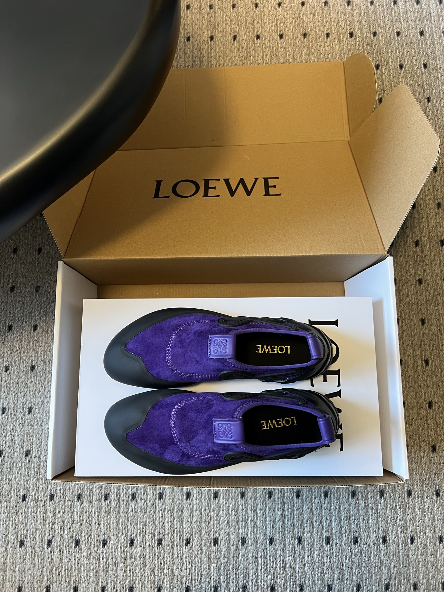 LOEW*26ss春夏新款休闲运动登山鞋这款鞋以简约为骨，以质感为翼，将低调与精致完美融合。流畅的鞋型线