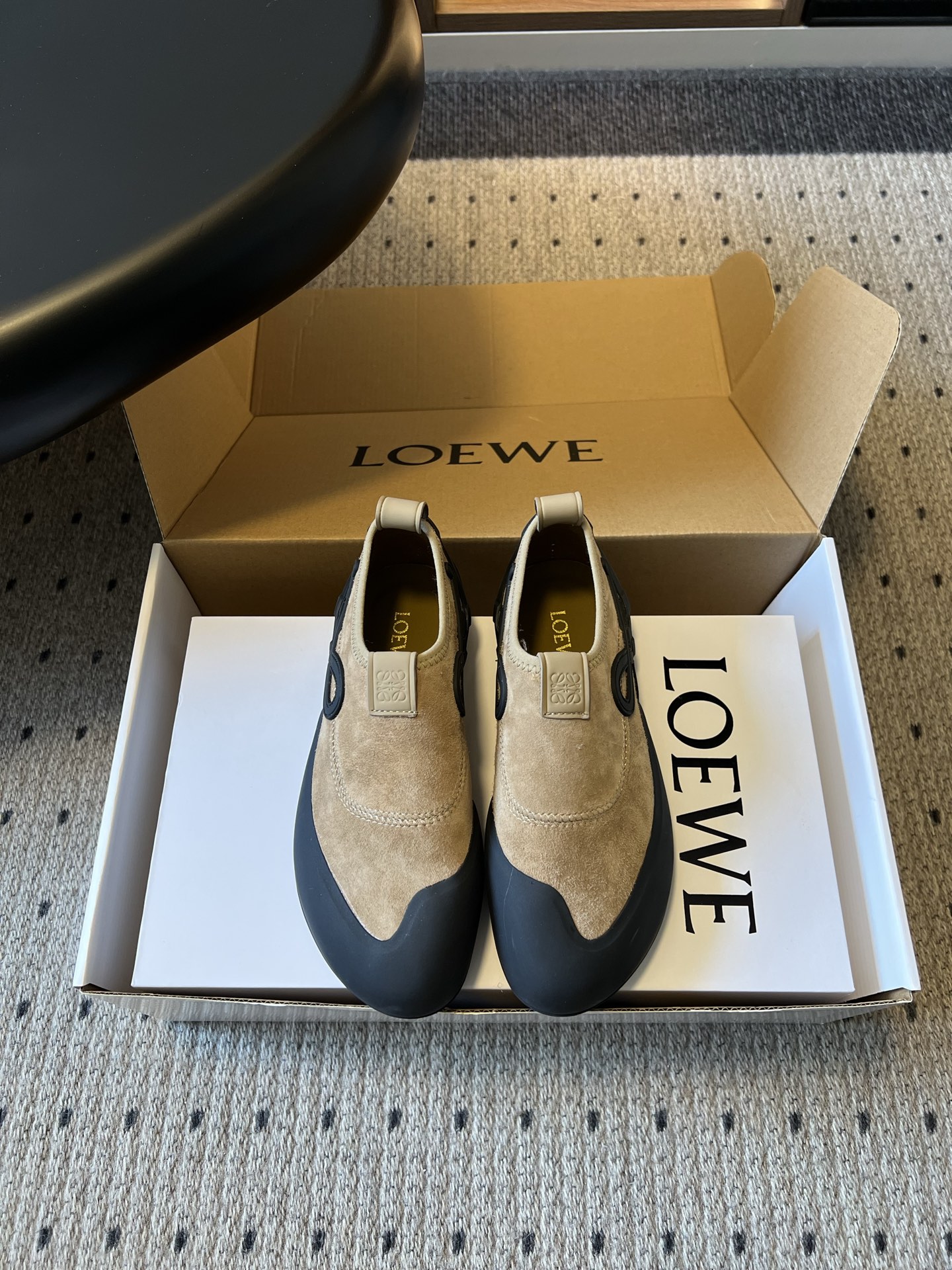 NO:870843,LOEW*26ss new spring and summer casual sports hiking shoes. This shoe is based on simplicity and texture as its wings, perfectly integrating low-key and exquisiteness. The smooth shoe lines weaken the complicated design, but hide high-end ingenuity in the details. Whether it is daily commuting or light outdoor travel, it can easily adapt to various scenes, showing a low-key and luxurious fashion style. Good-looking and easy-to-wear is the king!  The shoe last is designed to fit the shape of the foot, with no sense of restraint on the upper foot, and zero burden when walking. The inner lining is soft and waxy to wrap the feet, making it less likely to tire after long walks, providing all-weather comfort. Upper sheepskin lining TPU outsole size 35-40 (customized size 40 is non-refundable), casual shoes/sports shoes, loewe, sneakers, sheepskin, sheep19860909LOEW*26ss春夏新款休闲运动登山鞋 这款鞋以简约为骨,以质感为翼,将低调与精致完美融合.流畅的鞋型线条弱化了繁杂设计,却在细节处暗藏高级巧思,无论是日常通勤还是轻户外出行,都能轻松适配各种场景,尽显低调奢华的时尚格调. 好看又好穿才是王道！鞋楦贴合脚型设计,上脚无束缚感,行走零负担.内里软糯包裹双脚,长时间行走不易累脚,全天候舒适感在线. 鞋面羊京 内里羊皮 大底TPU大底 size35-40码（40码定制不退换）,休闲鞋/运动鞋,loewe,sneakers,sheepskin,sheep,Women's Shoes