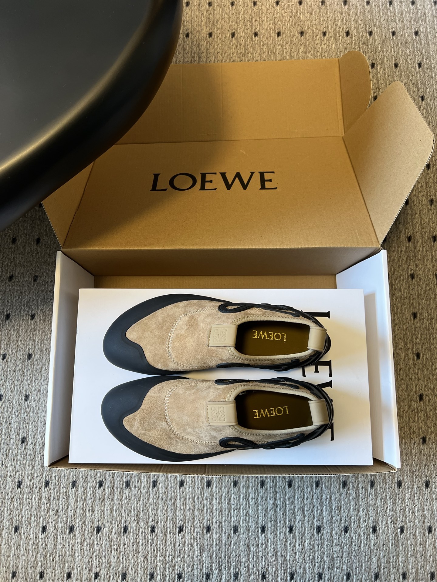 LOEW*26ss春夏新款休闲运动登山鞋这款鞋以简约为骨，以质感为翼，将低调与精致完美融合。流畅的鞋型线