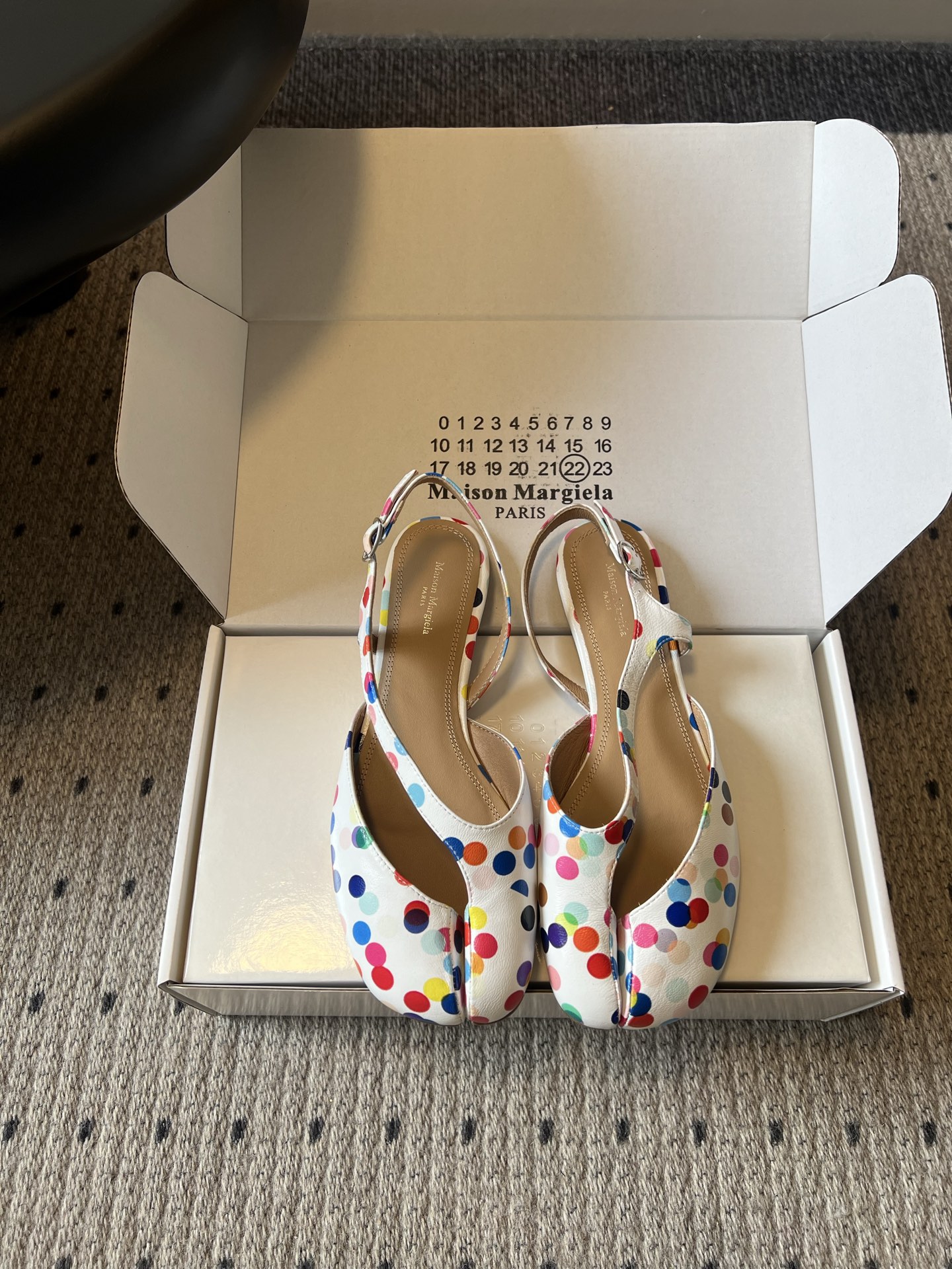 NO:886315,Maison Margiel*26SS new spring and summer new Chinese style split-toe shoes. The design of this shoe is really recognizable. The classic split-toe version has its own unique and fashionable style. It is matched with a gentle and elegant printing texture, which weakens the heavy feeling and adds a bit of Jiangnan poetic and agile temperament. The simple and neat line tailoring has its own effortless fashionable accent. It is niche and not easy to clash with the style, and it directly satisfies the aesthetic taste.  Every detail shows the exquisite texture, the lines are neat and delicate, the version modifies the foot shape, quietly hides the small flaws of the feet, gently shows the narrow feet, and makes the feet slender and delicate. Upper cowhide leather lining sheepskin outsole genuine leather outsole size 35-41 (customized sizes 40 and 41 are non-returnable) Heel height 7.5cm, split-toe shoes, cowhide, sheepskin, Leather soles19860909Maison Margiel*26SS 春夏新款新中式分趾鞋 这款鞋的设计真的太有辨识度了,经典分趾版型自带独特时髦格调,搭配温柔雅致的印花肌理,弱化了厚重感,多了几分江南诗意的灵动气质.简约利落的线条剪裁,都自带不费力的时髦腔调,小众又不容易撞款,审美品味直接拉满. 细节处处处彰显精致质感,走线工整细腻,版型修饰脚型,悄悄藏住脚部小缺点,温柔显脚窄、衬脚纤细秀气. 鞋面牛皮 内里羊皮 大底真皮大底 size35-41码（40、41码定制不退换） 跟高7.5cm,分趾鞋,cowhide,sheepskin,Leather soles,Women's Shoes