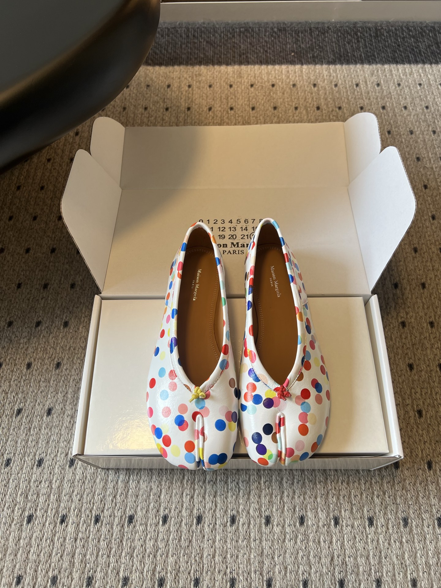 NO:886324,Maison Margiel*26SS new limited-edition polka-dot split-toe shoes for spring and summer. The classic Tabi split-toe shape continues the brand's iconic style and is highly recognizable; the colorful polka-dot elements printed all over are fresh and smart, and the macaron color collides with a rich summer atmosphere, which is gentle and eye-catching; the heel strap design takes into account both beauty and fit, and securely wraps your feet during walking, coexisting with comfort and appearance.  Paired with a light-colored dress, the gentle temperament is full, suitable for dates and afternoon tea; paired with jeans + short top, casual and casual yet fashionable, super eye-catching for daily outings; Printed sheepskin upper, cowhide lining, genuine leather outsole, size 35-41 (customized sizes 40 and 41 are non-returnable), split-toe shoes, skirts, jeans, cowhide, sheepskin, Leather soles19860909Maison Margiel*26SS 春夏新款限定波点分趾鞋 经典Tabi分趾造型延续品牌标志性风格,辨识度拉满；满印彩色波点元素清新灵动,马卡龙色系碰撞出浓郁夏日氛围,温柔又吸睛；后跟绊带设计兼顾美观与贴合度,行走间稳稳包裹双脚,舒适与颜值并存. 搭配浅色连衣裙,温柔气质拉满,适合约会、下午茶；配牛仔裤+短款上衣,休闲随性又不失时尚感,日常出街超吸睛； 鞋面印花羊皮 内里牛皮 大底真皮大底 size35-41码（40、41码定制不退换）,分趾鞋,skirts,jeans,cowhide,sheepskin,Leather soles,Women's Shoes