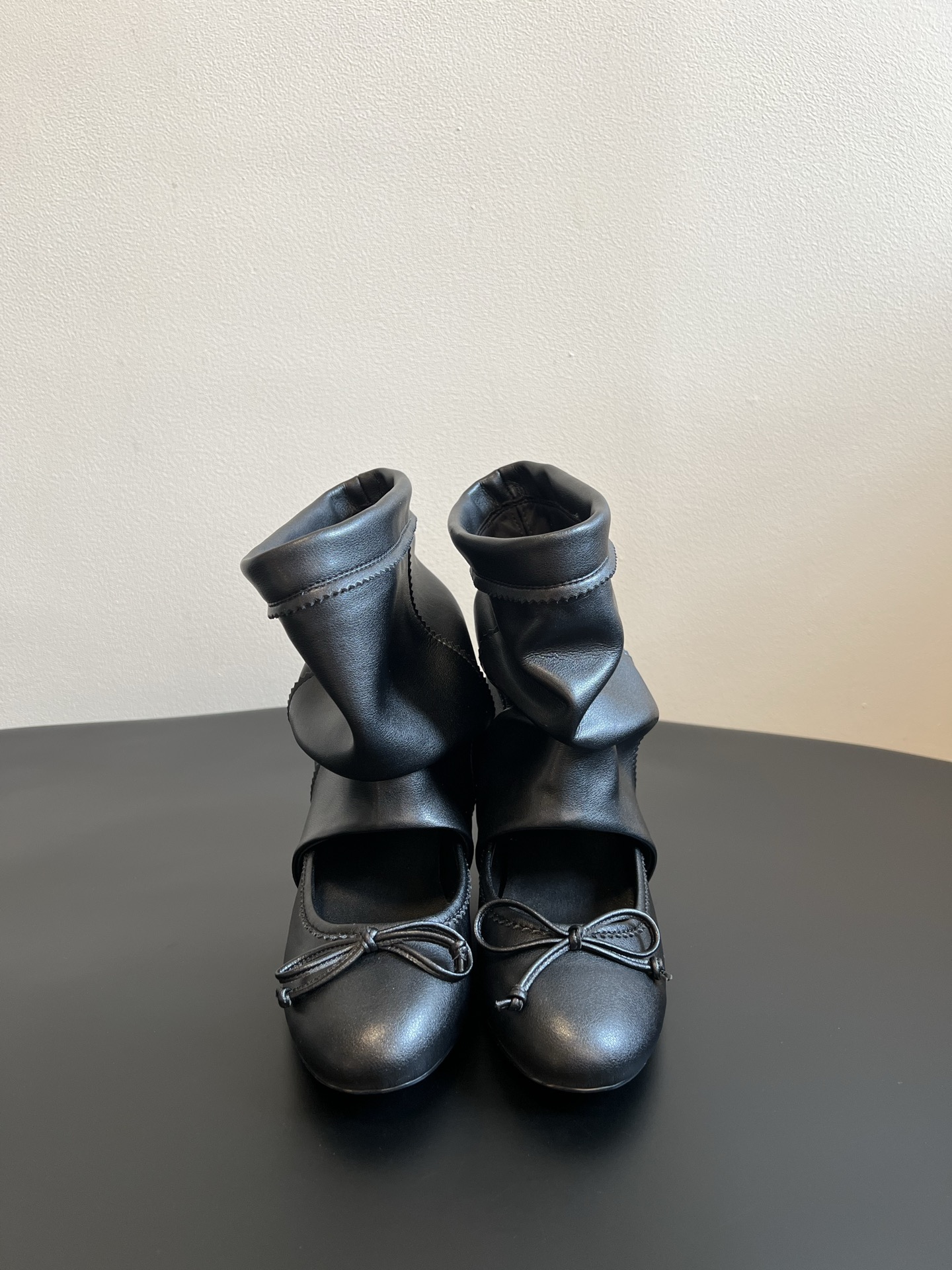 NO:957687,Unfolio 26ss new spring and summer pleated stacked bow ballet boots have a round and soft round toe shape, with a delicate and small bow decoration on the toe, giving it a gentle and flexible ballet girl temperament. The casual and natural pleated stack design of the boot body, the casual drape texture, is high-end and relaxed, saying goodbye to the dullness of ordinary boots. The niche design is instantly recognizable, with an inner height increase of 4 cm, perfect for small people.  The two-color texture has its own style, the light color is warm, soft and waxy, and the atmosphere is full; the black is low-key and versatile, slim and stain-resistant, and has no threshold for daily matching. Matching socks in autumn and winter directly doubles the atmosphere. The upper is imported high-silk smooth cow suede, and the lining is elastic Lycra. The original open-molded outsole size 35-40 (40 size customization is not returnable) Heel height 4cm, boots, boots, socks19860909Unfolio 26ss春夏新款褶皱堆堆筒蝴蝶结芭蕾短靴 圆润柔和的小圆头鞋型,搭配鞋头精致小巧的蝴蝶结装饰,自带温柔灵动的芭蕾少女气质.靴身随性自然的褶皱堆堆设计,随性垂坠的肌理感高级又松弛,告别普通靴子的呆板沉闷,小众设计感一眼出圈,带有内增高4厘米,小个子完美驾驭. 双色质感各有风格,浅色系温柔软糯,氛围感拉满；黑色低调百搭,显瘦耐脏,日常搭配毫无门槛,秋冬搭配袜子氛围感直接翻倍. 鞋面进口高丝光牛反绒 内里弹力莱卡 大底原版开模大底 size35-40码（40码定制不退换） 跟高4cm,靴子,boots,socks,Women's Shoes