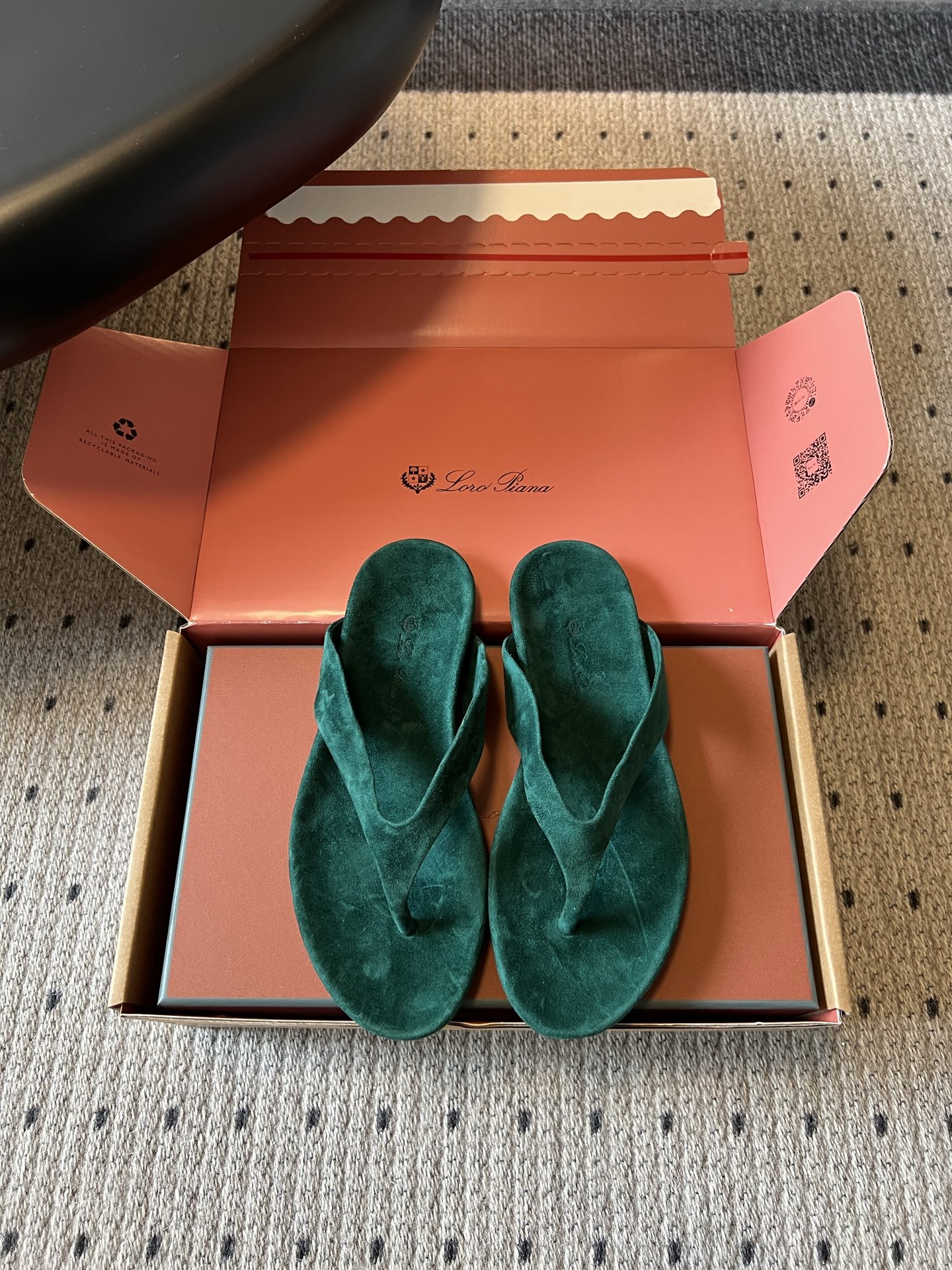 NO:831177,Loro Pian* Lss new spring and summer flip-flops  With its minimalist lines and soft shoe shape, this pair of flip-flops creates a relaxed and high-end texture, with a lazy and casual atmosphere. It is the finishing touch in summer wear. It can be matched with almost everything, whether it is a beach skirt for a seaside vacation, daily denim shorts, or commuting-style wide-leg pants. It can be easily adapted and can be worn effortlessly with a casual and fashionable feel. It can be used in all scenes from the street to vacation.  The foot feel experience is impeccable. The processing of the toe is delicate and comfortable, without the trouble of grinding the feet. The soles have moderate softness and hardness, and the feet will not feel tired after walking for a long time. They take into account both appearance and practicality, and there is no burden for daily wear. The upper is imported high mercerized cashmere, the lining is imported high mercerized cashmere, the outsole is TPU, size 35-40 (40-size customization is not returnable), loro piana, skirts, shorts19860909Loro Pian* Lss春夏新款夹趾人字拖 这双人字拖以极简的线条和柔和的鞋型,打造出松弛又高级的质感,自带慵懒随性的氛围感,是夏日穿搭里的点睛之笔.搭配上几乎是万能选手,不管是海边度假的沙滩裙、日常的牛仔短裤,还是通勤风的阔腿裤,都能轻松适配,不费力就能穿出随性时髦感,承包你从街头到度假的所有场景. 脚感体验更是无可挑剔,夹趾处的处理细腻舒适,没有磨脚的困扰,鞋底软硬度适中,长时间走路也不会觉得累脚,兼顾了颜值与实用性,日常穿毫无负担. 鞋面进口高丝光羊绒 内里进口高丝光羊绒 大底TPU大底 size35-40码（40码定制不退换）,,loro piana,skirts,shorts,Men's shoes