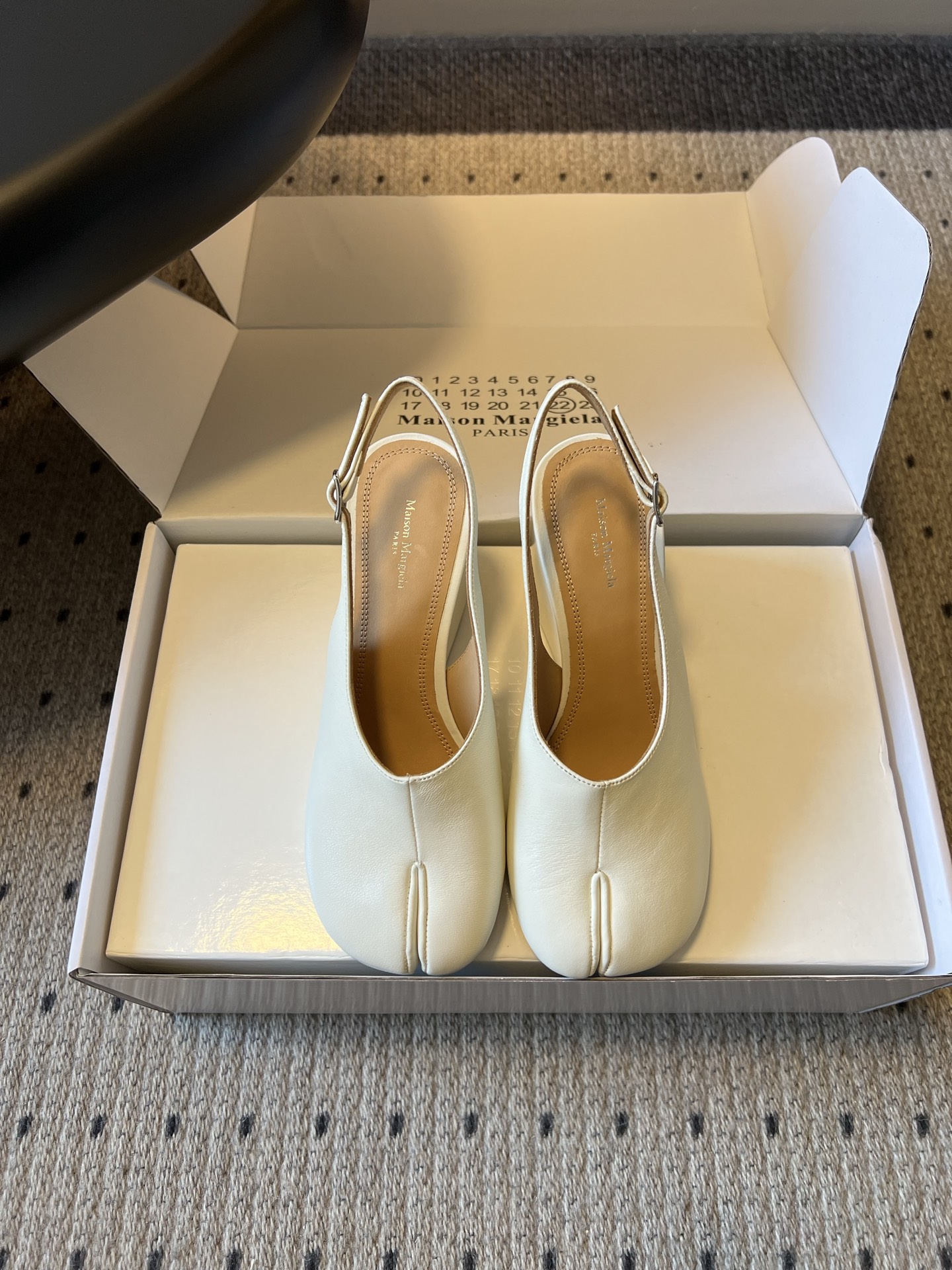 NO:819610,Maison Margiel*26SS new spring and summer split-toe wedge sandals. This pair of shoes perfectly combines the classic split-toe design with the lazy feel of wedge-heeled sandals, breaking the monotony of conventional shoes and making them recognizable. The split-toe lines are neat and memorable, and the design of the back trip strap not only ensures the convenience of putting on and taking off, but also firmly fits the shape of the foot, making it difficult to slip off when walking.  Your feet won’t be tired even if you wear them for daily commuting for a long time. They are suitable for pairing with jeans, skirts or suit trousers, and you can easily get the French relaxed feeling. Sheepskin upper, cowhide lining, genuine leather outsole, heel height 8cm, size 35/40 (custom-made in 40, non-returnable and non-exchangeable), split-toe shoes, sandals, skirts, jeans, business suit, cowhide, sheepskin, Leather soles19860909Maison Margiel*26SS 春夏新款分趾坡跟凉鞋 这双鞋把经典的分趾设计和坡跟凉鞋的慵懒感结合得恰到好处,打破了常规鞋款的单调感,自带辨识度.分趾的线条利落又有记忆点,搭配后绊带的设计,既保证了穿脱的便捷性,又能牢牢贴合脚型,走路不易滑落. 日常通勤穿久了也不会累脚,搭配牛仔裤、半身裙或者西装裤都很适配,轻松拿捏法式松弛感. 鞋面羊皮 内里牛皮 大底真皮大底 跟高8cm 码数35/40（40定做不退不换）,分趾鞋,sandals,skirts,jeans,business suit,cowhide,sheepskin,Leather soles,Women's Shoes