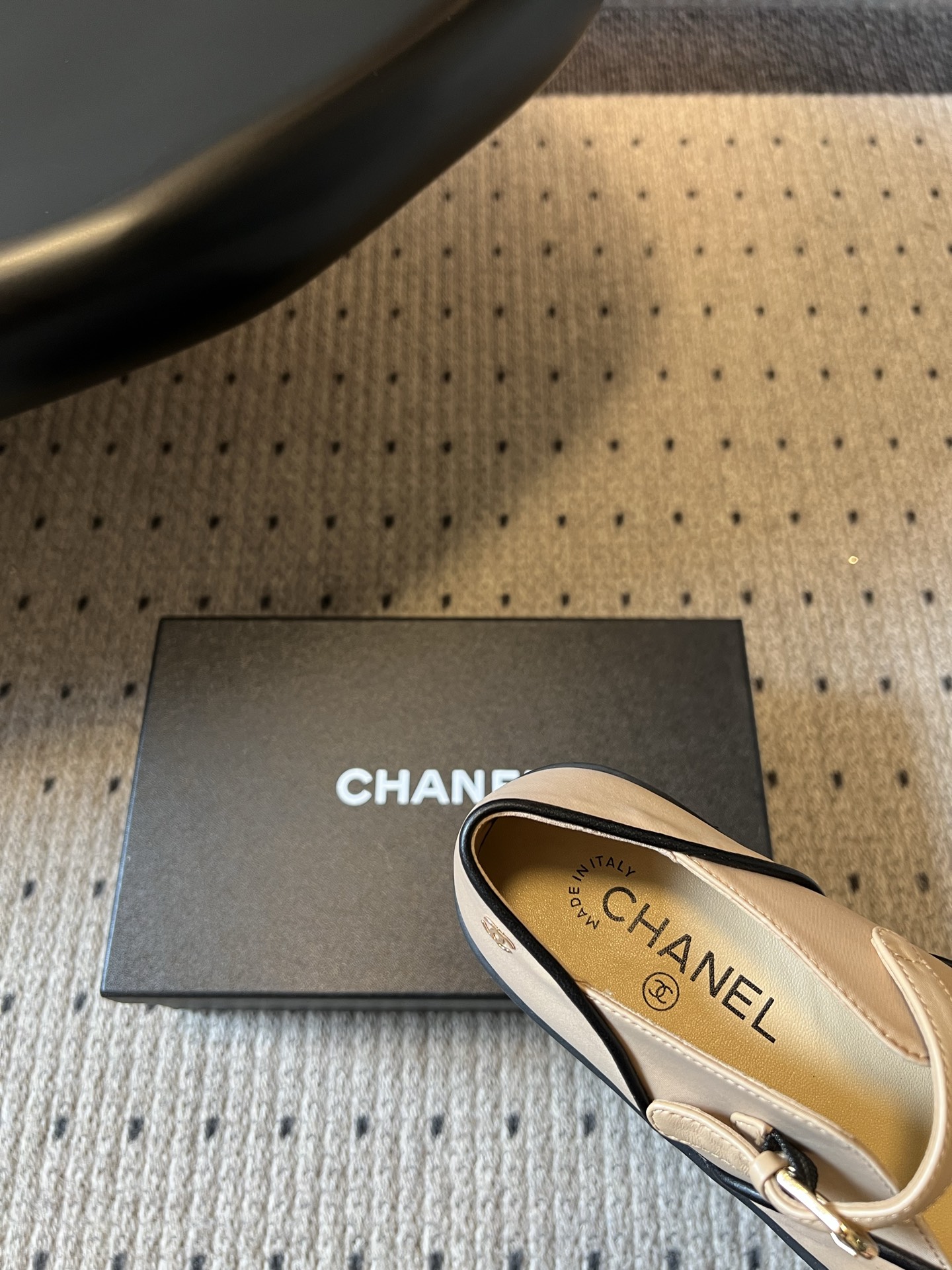 Chane*26SS春夏新款帆布拼色玛丽珍鞋自带优雅滤镜的玛丽珍鞋，是鞋柜里不会出错的百搭款。设计上采用
