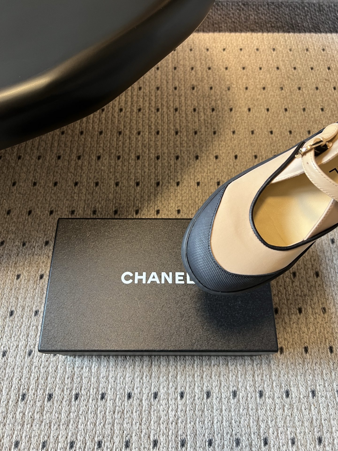 Chane*26SS春夏新款帆布拼色玛丽珍鞋自带优雅滤镜的玛丽珍鞋，是鞋柜里不会出错的百搭款。设计上采用