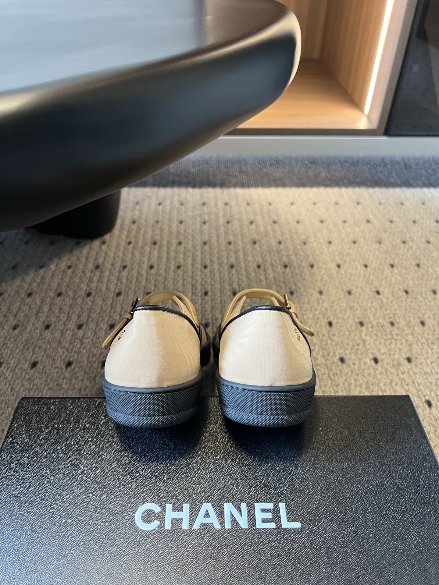 Chane*26SS春夏新款帆布拼色玛丽珍鞋自带优雅滤镜的玛丽珍鞋，是鞋柜里不会出错的百搭款。设计上采用