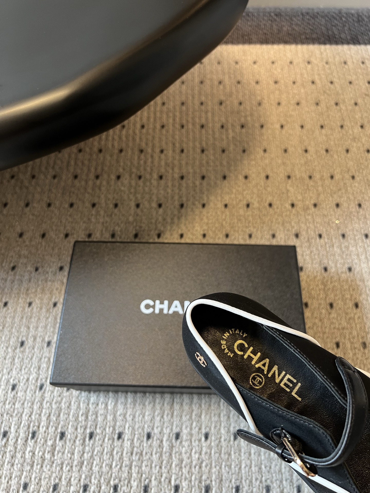 Chane*26SS春夏新款帆布拼色玛丽珍鞋自带优雅滤镜的玛丽珍鞋，是鞋柜里不会出错的百搭款。设计上采用