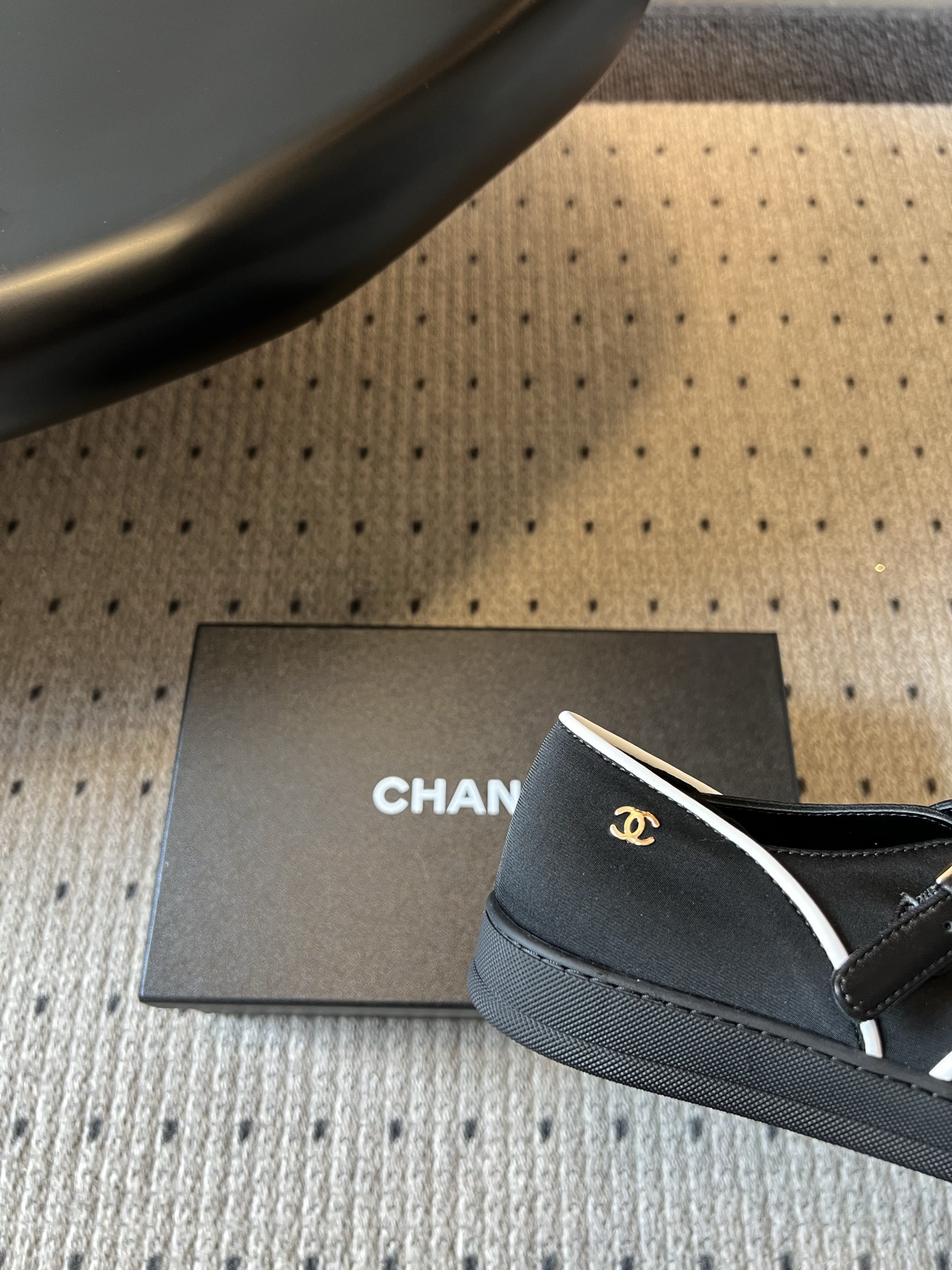 Chane*26SS春夏新款帆布拼色玛丽珍鞋自带优雅滤镜的玛丽珍鞋，是鞋柜里不会出错的百搭款。设计上采用