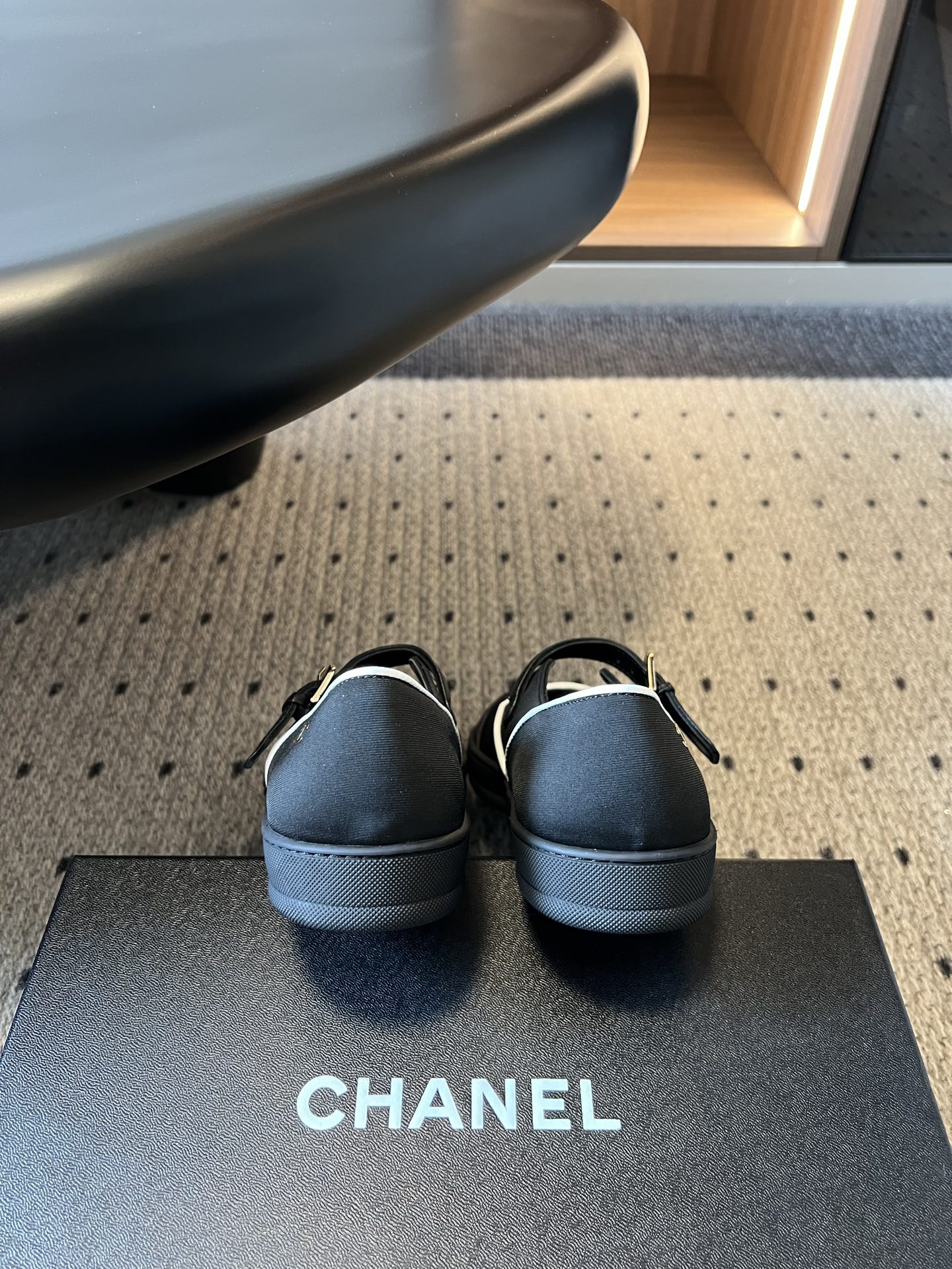 Chane*26SS春夏新款帆布拼色玛丽珍鞋自带优雅滤镜的玛丽珍鞋，是鞋柜里不会出错的百搭款。设计上采用