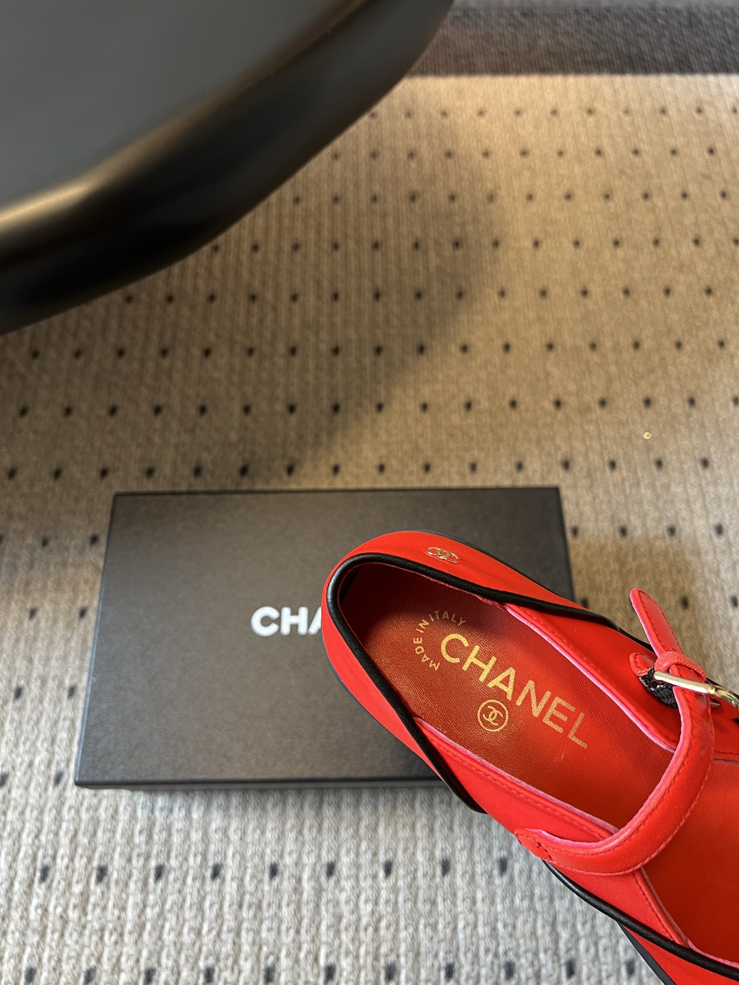 Chane*26SS春夏新款帆布拼色玛丽珍鞋自带优雅滤镜的玛丽珍鞋，是鞋柜里不会出错的百搭款。设计上采用