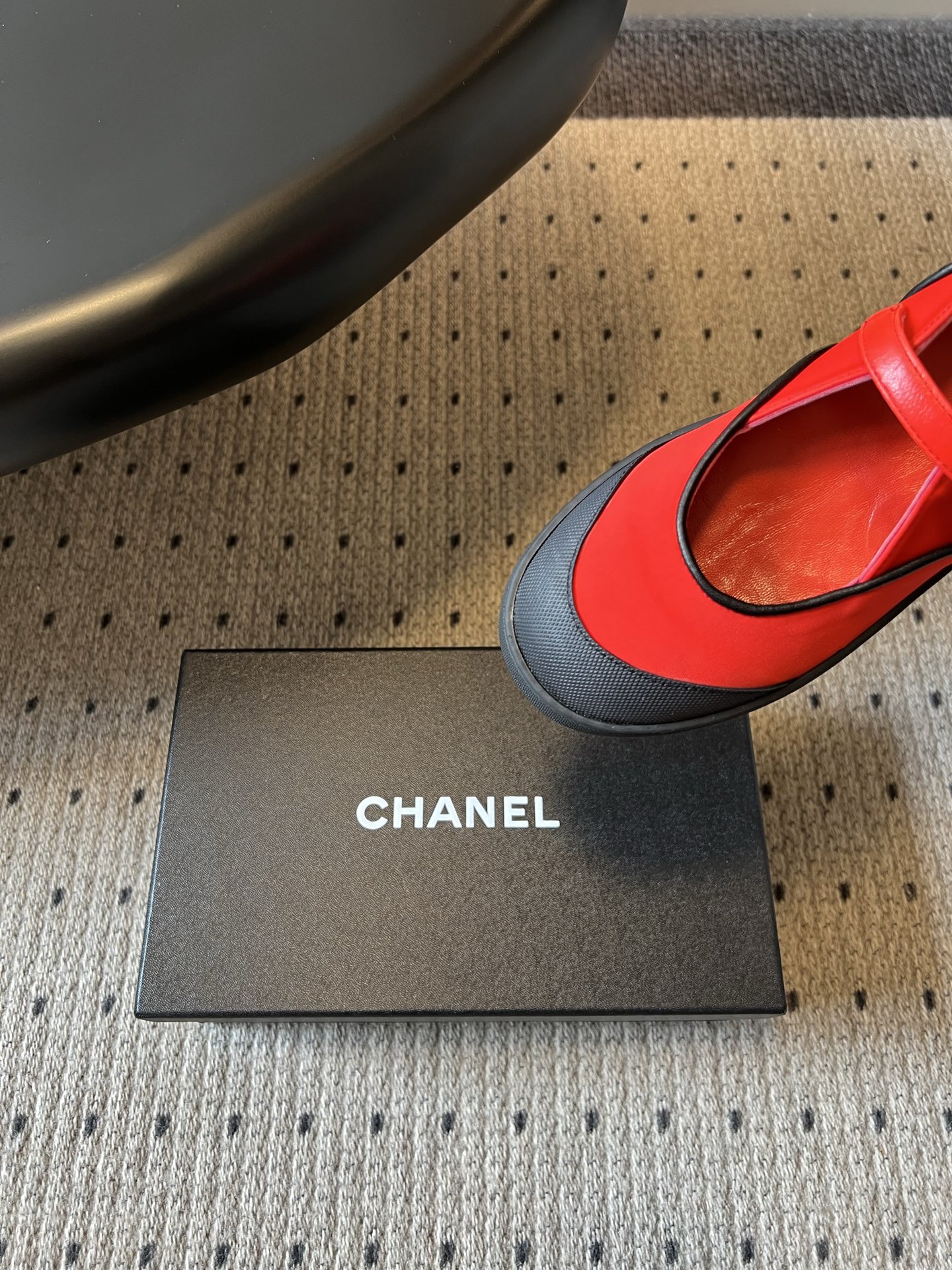 Chane*26SS春夏新款帆布拼色玛丽珍鞋自带优雅滤镜的玛丽珍鞋，是鞋柜里不会出错的百搭款。设计上采用