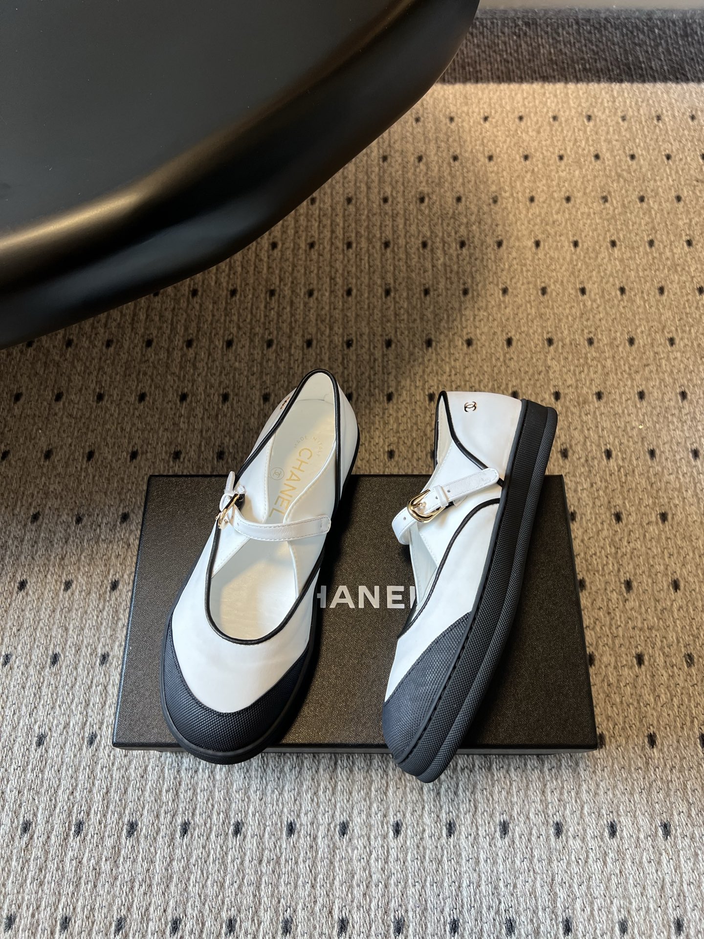 Chane*26SS春夏新款帆布拼色玛丽珍鞋自带优雅滤镜的玛丽珍鞋，是鞋柜里不会出错的百搭款。设计上采用