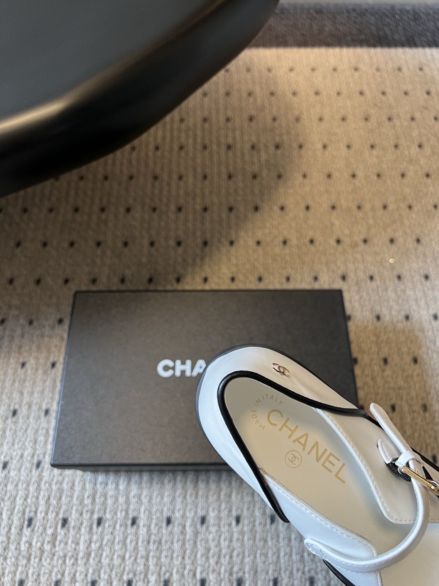 Chane*26SS春夏新款帆布拼色玛丽珍鞋自带优雅滤镜的玛丽珍鞋，是鞋柜里不会出错的百搭款。设计上采用