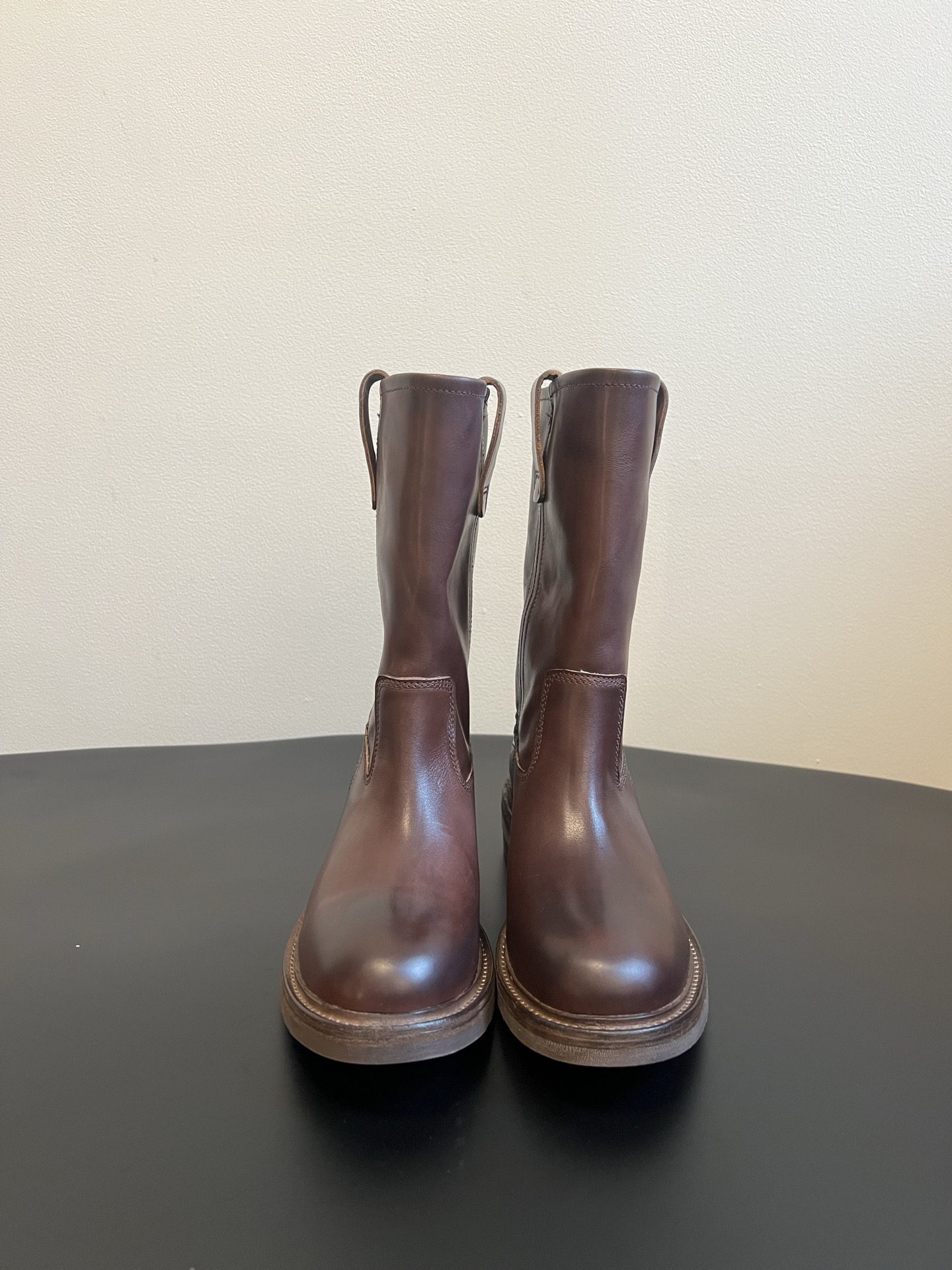 NO:869162,Miu Mi* 26ss new spring and summer retro color-washed distressed mid-calf boots are mid-calf boots with a retro atmosphere. The neat boot shape is matched with an old color-grabbing process. Every detail has a casual and high-end texture. The lines are simple and smooth, and it comes with a retro filter. Whether it is paired with straight pants, jeans or a skirt, it can easily create a relaxed and fashionable look, suitable for daily commuting, going out on the street and other scenes.  The shoe shape fits the foot shape, the lining is soft and skin-friendly, and the heel height is moderate, taking into account the shape and walking stability, and can maintain comfort even if worn for a long time. Cowhide upper, cowhide lining, outsole combination, size 35-40 (customized size 40 is non-refundable), heel height 4cm, boots, miumiu, boots, skirts, jeans, cowhide19860909Miu Mi* 26ss 春夏新款复古擦色做旧中筒靴 自带复古氛围的中筒靴款,利落的靴型搭配做旧擦色工艺,每一处细节都透着随性又高级的质感.线条简约流畅,自带复古滤镜,无论是搭配直筒裤、牛仔裤还是半裙,都能轻松打造出松弛又时髦的造型,适配日常通勤、出街等多种场景. 鞋型贴合脚型,内里柔软亲肤,鞋跟高度适中,兼顾了造型感与行走的稳定性,长时间穿着也能保持舒适自在. 鞋面牛皮 内里牛皮 大底组合大底 size35-40码（40码定制不退换） 跟高4cm,靴子,miumiu,boots,skirts,jeans,cowhide,Women's Shoes
