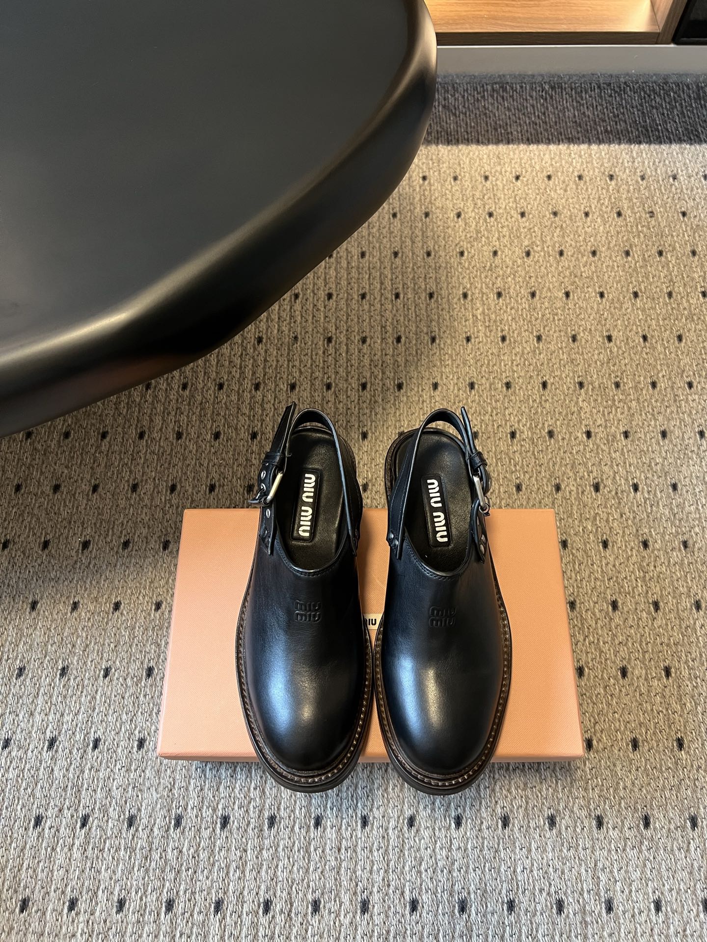 NO:816102,Miu Mi* 26ss new spring and summer retro color-grabbed leather shoes with back straps are Mule shoes with a retro aged texture. The neat shoe shape is matched with the iconic back strap design, taking into account the coolness and girly atmosphere. The old color-grabbing process gives the shoe body a retro filter, which can be easily matched with jeans, overalls or pleated skirts. The salty or sweet style is suitable for a variety of wearing scenes, and can easily create a casual and fashionable look.  The shoe shape fits the shape of the foot, and the soft lining brings a comfortable wearing experience. The thick-soled design takes into account both styling and walking stability, and there is no pressure when worn for a long time. Cowhide upper, cowhide lining, combined outsole, size 35-40 (customized size 40 is non-refundable), heel height 4.5cm, sandals, miumiu, sandals, skirts, jeans, cowhide19860909Miu Mi* 26ss 春夏新款复古擦色后绊带皮鞋 自带复古做旧质感的穆勒鞋款,利落的鞋型搭配标志性后绊带设计,兼顾了酷感与少女气息.做旧擦色工艺让鞋身自带复古滤镜,搭配牛仔裤、工装裤或百褶裙都能轻松适配,可盐可甜的风格适配多种穿搭场景,轻松打造随性又时髦的造型. 鞋型贴合脚型,软质内里带来舒适的穿着体验,厚底设计兼顾了造型感与行走的稳定性,长时间穿着也毫无压力. 鞋面牛皮 内里牛皮 大底组合大底 size35-40码（40码定制不退换） 跟高4.5cm,凉鞋,miumiu,sandals,skirts,jeans,cowhide,Women's Shoes
