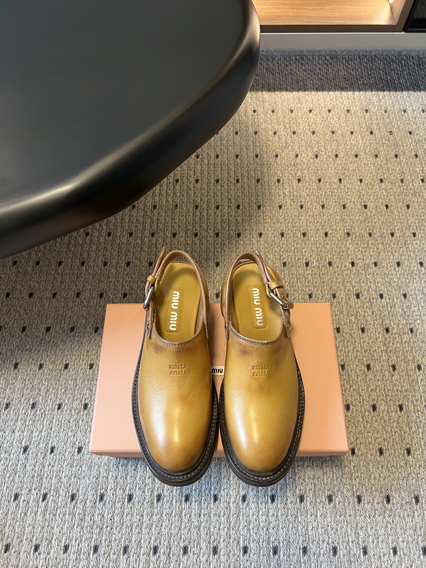 NO:816104,Miu Mi* 26ss new spring and summer retro color-grabbed leather shoes with back straps are Mule shoes with a retro aged texture. The neat shoe shape is matched with the iconic back strap design, taking into account the coolness and girly atmosphere. The old color-grabbing process gives the shoe body a retro filter, which can be easily matched with jeans, overalls or pleated skirts. The salty or sweet style is suitable for a variety of wearing scenes, and can easily create a casual and fashionable look.  The shoe shape fits the shape of the foot, and the soft lining brings a comfortable wearing experience. The thick-soled design takes into account both styling and walking stability, and there is no pressure when worn for a long time. Cowhide upper, cowhide lining, combined outsole, size 35-40 (customized size 40 is non-refundable), heel height 4.5cm, sandals, miumiu, sandals, skirts, jeans, cowhide19860909Miu Mi* 26ss 春夏新款复古擦色后绊带皮鞋 自带复古做旧质感的穆勒鞋款,利落的鞋型搭配标志性后绊带设计,兼顾了酷感与少女气息.做旧擦色工艺让鞋身自带复古滤镜,搭配牛仔裤、工装裤或百褶裙都能轻松适配,可盐可甜的风格适配多种穿搭场景,轻松打造随性又时髦的造型. 鞋型贴合脚型,软质内里带来舒适的穿着体验,厚底设计兼顾了造型感与行走的稳定性,长时间穿着也毫无压力. 鞋面牛皮 内里牛皮 大底组合大底 size35-40码（40码定制不退换） 跟高4.5cm,凉鞋,miumiu,sandals,skirts,jeans,cowhide,Women's Shoes