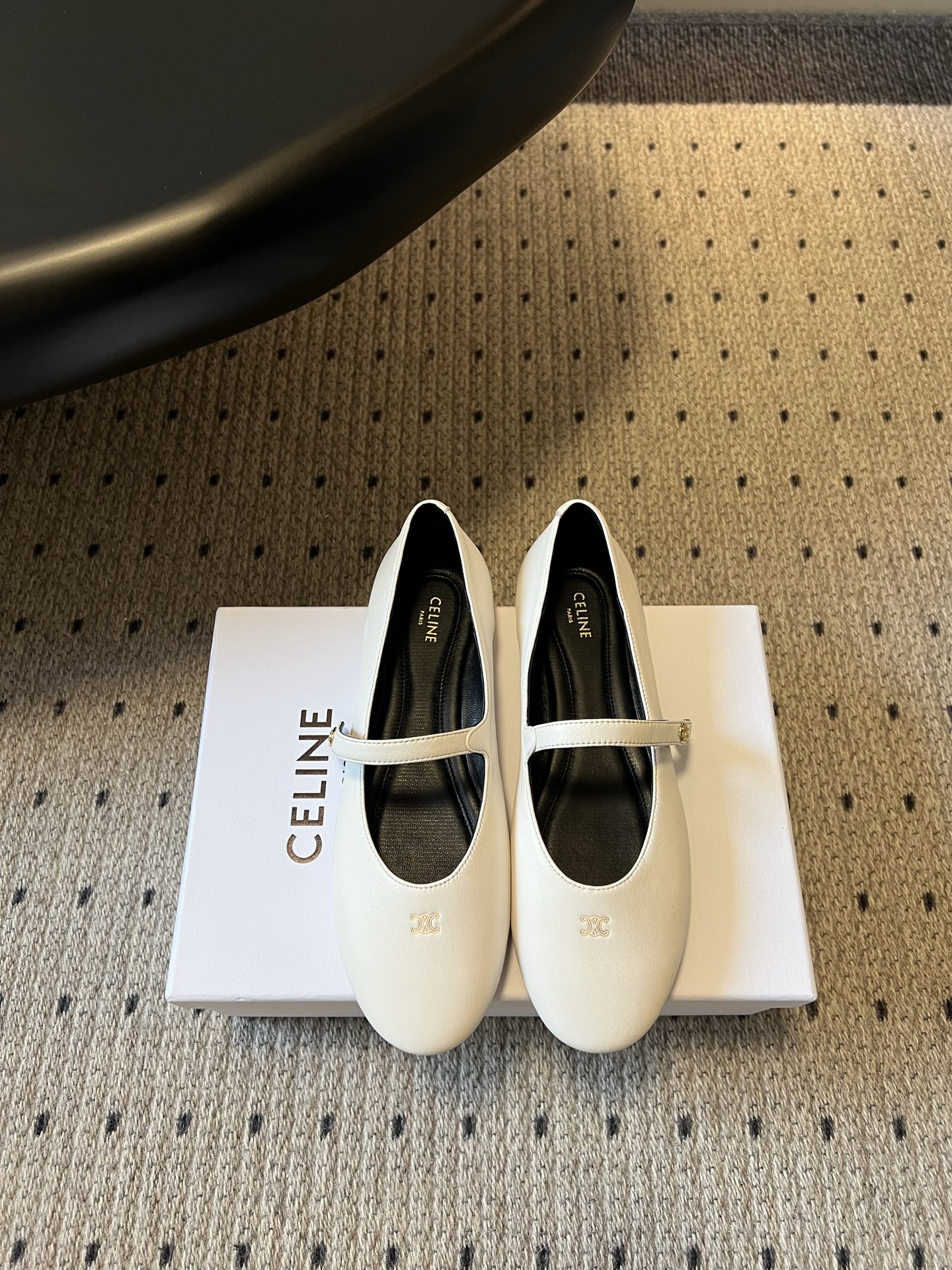 NO:819656,Celin*26ss spring and summer new Arc de Triomphe buckle Mary Jane flats  A modern interpretation of the classic Mary Jane shoe shape, with a rounded toe and the iconic Arc de Triomphe metal buckle, it has a retro French charm. The shoe body has simple and neat lines, and the single buckle design takes into account both sophistication and ease of putting on and taking off. Whether paired with jeans, skirts or suit trousers, it can be easily adapted to daily commuting, dating and other scenarios. The shoe shape fits the foot shape and the soft lining brings a light and comfortable wearing experience. You can stay comfortable even when walking for a long time, and you will not feel tired after wearing it for a long time.  Multiple color options are available, each one has its own versatile attributes and can be easily integrated into your daily wardrobe. It is a low-key tool to enhance the overall texture of the overall outfit. Sheepskin upper, sheepskin lining, genuine leather outsole, size 35/40 (40 customized, non-returnable, non-exchangeable), Mary Jane, celine, mary jane, flats, skirts, jeans, business suit, sheepskin, Leather soles19860909Celin*26ss春夏新款凯旋门扣玛丽珍平底鞋 经典玛丽珍鞋型的现代演绎,圆润鞋头搭配标志性凯旋门金属扣,自带复古法式韵味.鞋身线条简约利落,单条搭扣设计兼顾了精致感与穿脱便捷性,无论是搭配牛仔裤、半身裙还是西装裤,都能轻松适配日常通勤、约会等多种场景.鞋型贴合脚型,软质内里带来轻盈舒适的穿着体验,长时间行走也能保持自在,久穿不累. 多色可选的配色方案,每一款都自带百搭属性,轻松融入你的日常衣橱,是提升整体穿搭质感的低调利器. 鞋面羊皮 内里羊皮 大底真皮大底 码数35/40（40定做不退不换）,玛丽珍,celine,mary jane,flats,skirts,jeans,business suit,sheepskin,Leather soles,Women's Shoes