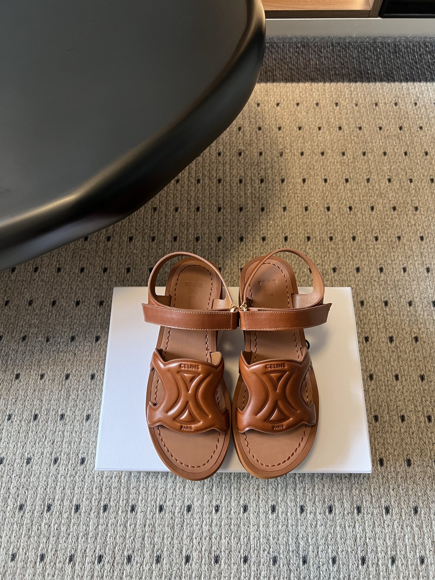 NO:819664,Celin*26ss spring and summer new Arc de Triomphe thick-soled sandals. Velcro sandals with a high-grade relaxed feel are the trump card for summer wear. The neat lines and iconic design are self-recognizable, making it easy to maintain a simple and exquisite French style. The adaptability is very high, whether it is paired with casual pants, denim shorts or various skirts, you can easily wear it with a casual and fashionable feeling, and can hold it for daily commuting, street dates, and short trips.  The foot feels comfortable and unburdened. The Velcro design can be adjusted freely to fit the shape of the foot without abrasion. It will not tire your feet after long-term wear. The comfort is directly stretched. The details of the shoe body are in place, simple and textured, low-key and high-end. The upper is waxed cowhide, the inner sheepskin outsole is the original foam outsole, and the heel height is 6cm.  Size 35/40 (40 is custom-made, non-refundable and non-exchangeable), sandals, celine, sandals, skirts, shorts, cowhide, sheepskin19860909Celin*26ss春夏新款凯旋门厚底凉鞋 自带高级松弛感的魔术贴凉鞋,是夏日穿搭的氛围感王牌.利落的线条搭配标志性设计,自带辨识度,轻松拿捏简约又精致的法式格调.搭配上适配度超高,不管是搭配休闲裤、牛仔短裤还是各种裙装,都能轻松穿出随性又时髦的感觉,日常通勤、出街约会、短途出游都能hold住. 脚感舒适无负担,魔术贴设计可自由调节松紧,贴合脚型不磨脚,久穿也不会累脚,舒适感直接拉满.鞋身细节处理到位,简约又有质感,低调中透着高级感. 鞋面油蜡牛皮 内里羊皮 大底原版发泡大底 跟高6cm 码数35/40（40定做不退不换）,凉鞋,celine,sandals,skirts,shorts,cowhide,sheepskin,Women's Shoes