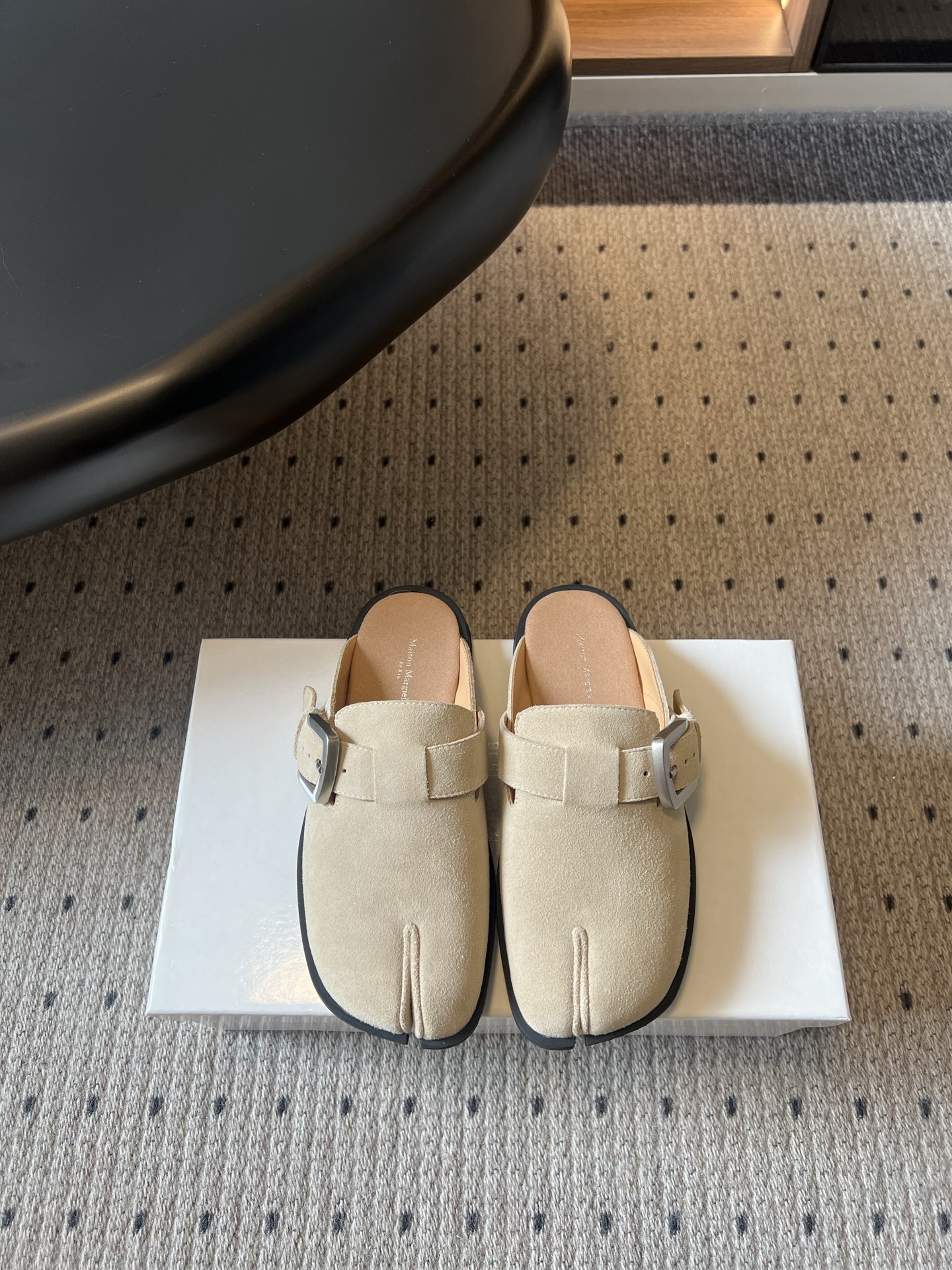 NO:819648,Maison Margiel*26ss spring and summer new split toe Muller Birkenstock half drag  Split-toe Mule half-flops with a lazy and high-end feel are an atmospheric artifact for daily wear. The shoe shape is neat and relaxed, the lines are simple and elegant, and the slip-on design is casual and convenient, making daily outings completely effortless. The matching is very adaptable, whether it is paired with straight pants, casual pants or various lazy skirts, you can easily wear a casual and textured look, and can hold it for commuting, going out on the street, or short trips.  The feet feel soft and light, and the feet will not be tired when walking for a long time. The comfort is straight away. The metal buckle details on the shoe body are very good, simple and recognizable, and the low-key design reveals. The upper is cow suede, the lining is cowhide, and the outsole is original molded outsole. Size 35/41 (40.41 custom-made, non-returnable, non-exchangeable), half-flop, skirts, cowhide19860909Maison Margiel*26ss春夏新款分趾穆勒勃肯半拖 自带慵懒高级感的分趾穆勒半拖,是日常穿搭的氛围感神器.鞋型利落又松弛,线条简约大气,一脚蹬的设计随性又方便,日常出门完全不费劲.搭配上适配度超高,不管是搭配直筒裤、休闲裤还是各种慵懒风裙装,都能轻松穿出随性又有质感的造型,通勤、出街、短途出游都能hold住. 脚感软乎乎的,走路自带轻盈感,久穿也不会累脚,舒适感直接拉满.鞋身的金属扣细节很加分,简约又有辨识度,低调中透着设计感. 鞋面牛反绒 内里牛皮 大底原版开模大底 码数35/41（40.41定做不退不换）,半拖,skirts,cowhide,Women's Shoes