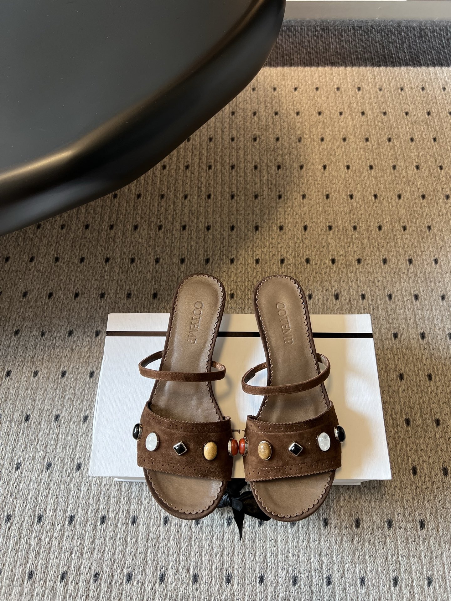 NO:815008,COTEM* 26ss new spring and summer gem-embellished one-line strap low-heeled sandals. The gem-embellished one-line strap sandals with a retro atmosphere are a personal statement for summer wear. The simple one-line strap design with colorful treasure decoration brings a lazy and exquisite bohemian style, making it easy to achieve a casual and fashionable feel.  The matching is very adaptable. Whether it is paired with denim shorts, casual wide-leg pants or a floral dress, you can easily wear it with a relaxed and eye-catching feeling. You can hold it for daily outings, vacations, and dating parties. The upper is natural stone/cow suede, the lining is sheepskin, and the outsole is genuine leather. Size 35-40 (40 size customization is non-refundable). Heel height 3.5cm.  120,slippers,skirts,shorts,sheepskin,Leather soles19860909COTEM* 26ss春夏新款宝石一字带低跟凉拖 自带复古氛围感的宝石饰一字带凉拖,是夏日穿搭的个性担当.简约的一字带设计搭配彩宝装饰,自带慵懒又精致的波西米亚格调,轻松拿捏随性时髦感. 搭配上适配度超高,不管是搭配牛仔短裤、休闲阔腿裤还是碎花连衣裙,都能轻松穿出松弛又吸睛的感觉,日常出街、度假出游、约会聚会都能hold住. 鞋面天然原石/牛反绒 内里羊皮 大底真皮大底 size35-40码（40码定制不退换） 跟高3.5cm 120,拖鞋,slippers,skirts,shorts,sheepskin,Leather soles,Women's Shoes