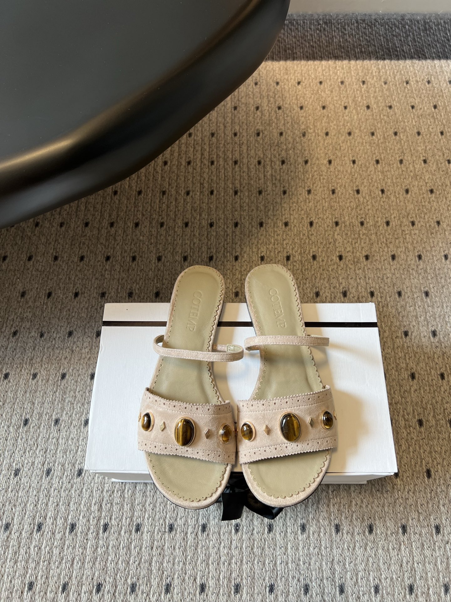 NO:815028,COTEM* 26ss spring and summer new style gemstone strap flat sandals. The gem-decorated strap sandals with a retro feel are a personal statement for summer wear. The simple strap design with colorful gem decoration brings a lazy and exquisite bohemian style, making it easy to achieve a casual and fashionable feel.  The matching is very adaptable. Whether it is paired with denim shorts, casual wide-leg pants or a floral dress, you can easily wear it with a relaxed and eye-catching feeling. You can hold it for daily outings, vacations, and dating parties. The upper is made of natural stone/cow suede, the lining is sheepskin, and the outsole is genuine leather. Sizes 35-40 (40 size customization is non-refundable). Slippers, slippers, skirts, shorts, sheepskin, Leather soles19860909COTEM* 26ss春夏新款宝石一字带平底凉拖 自带复古氛围感的宝石饰一字带凉拖,是夏日穿搭的个性担当.简约的一字带设计搭配彩宝装饰,自带慵懒又精致的波西米亚格调,轻松拿捏随性时髦感. 搭配上适配度超高,不管是搭配牛仔短裤、休闲阔腿裤还是碎花连衣裙,都能轻松穿出松弛又吸睛的感觉,日常出街、度假出游、约会聚会都能hold住. 鞋面天然原石/牛反绒 内里羊皮 大底真皮大底 size35-40码（40码定制不退换）,拖鞋,slippers,skirts,shorts,sheepskin,Leather soles,Women's Shoes