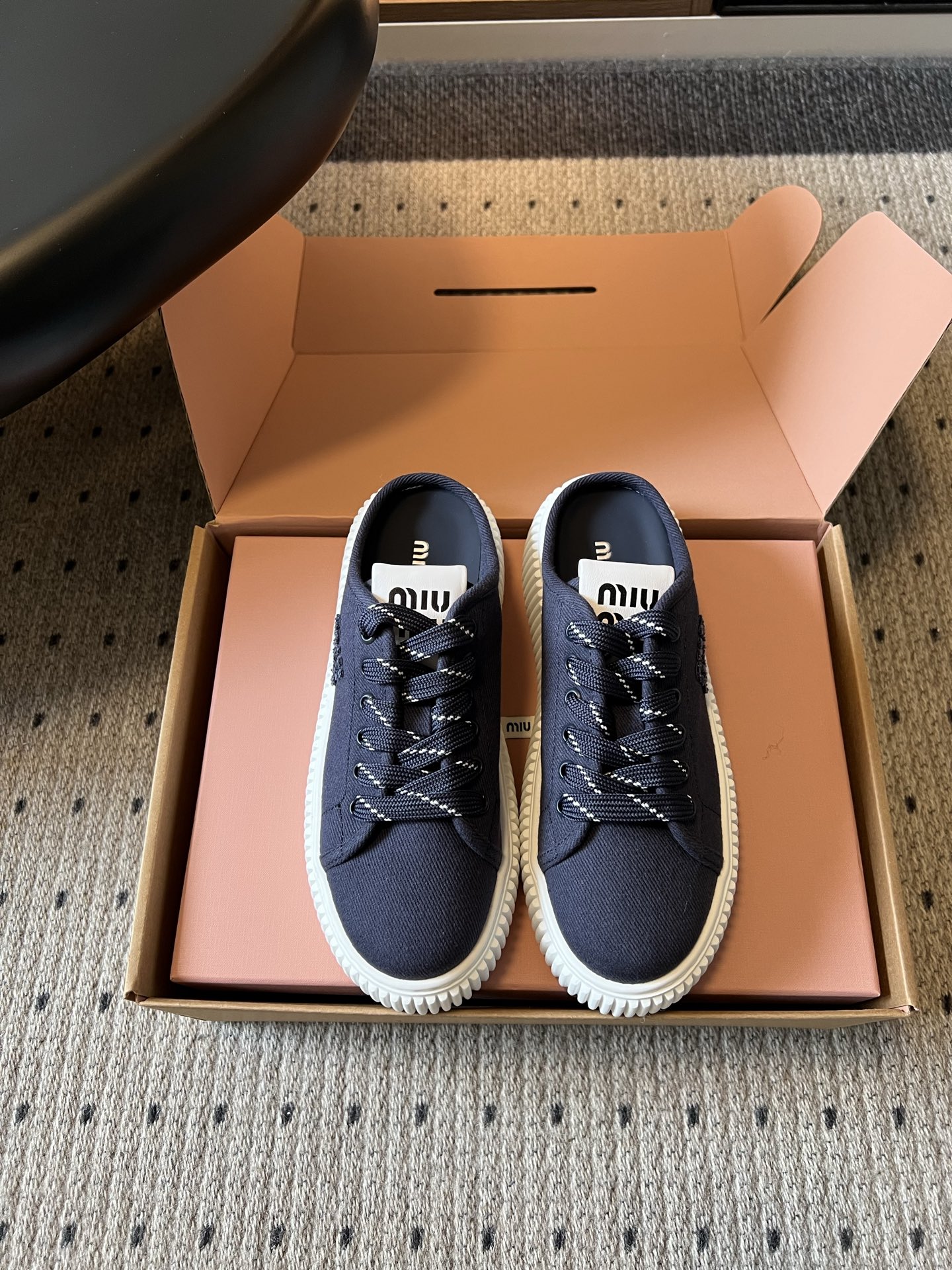NO:820250,Miu Mi* 26ss new spring and summer canvas half-drag biscuit shoes. Lazy half-drag canvas shoes with a sense of vitality are here!  The design adopts a neat heelless version, with the iconic biscuit thick sole, which has simple lines and is self-recognizable. The letter logo on the tongue adds a memory point to the basic model, which is simple but exquisite. The details are full of highlights, and the overall lines are neat and smooth. The texture design of the biscuit sole takes into account the anti-slip and aesthetics. The heelless design is easy to put on and take off. Original cloth upper, lining and TPU outsole.  size 35-40 (customized sizes 40 are non-refundable), heel height 4.5cm, casual shoes/sneakers half drag, miumiu, sneakers19860909Miu Mi* 26ss 春夏新款帆布半拖饼干鞋 自带元气氛围感的懒人本命半拖帆布鞋来啦！设计上采用利落的无后跟版型,搭配标志性的饼干厚底,线条简约又自带辨识度,鞋舌的字母标识为基础款增添了记忆点,简约却不失精致感. 细节亮点满满,整体线条利落流畅,饼干底的纹路设计兼顾了防滑性与美观度,无后跟的设计穿脱方便. 鞋面原版布面 内里布里 大底TPU大底 size35-40码（40码定制不退换） 跟高4.5cm,休闲鞋/运动鞋半拖,miumiu,sneakers,Women's Shoes