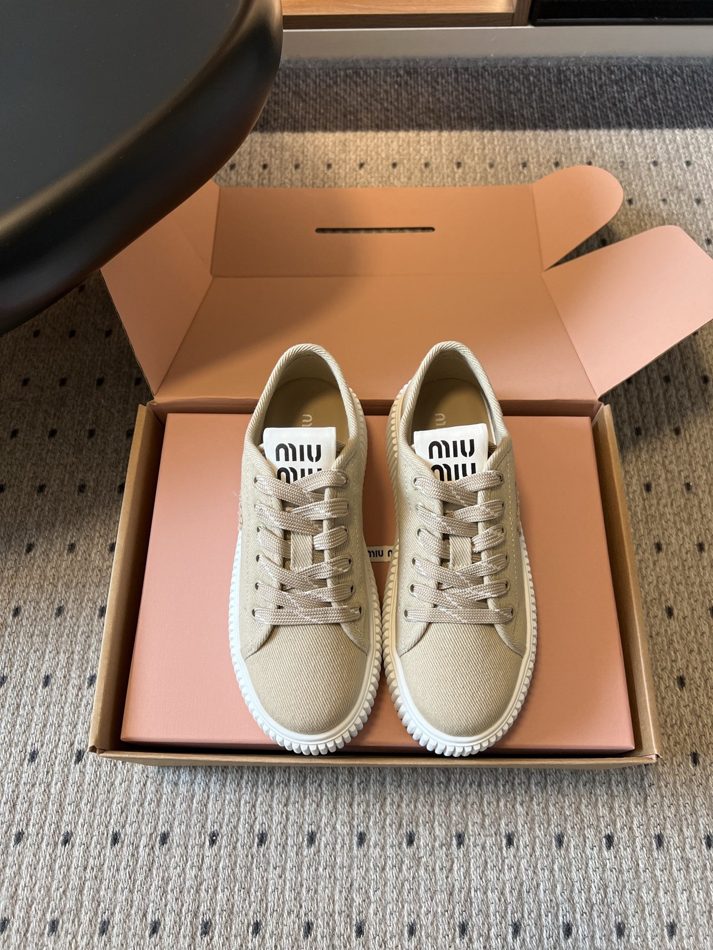 NO:820241,Miu Mi* 26ss new spring and summer biscuit sole casual sneakers. Lazy natal sneakers with a sense of vitality are here!  The design adopts a neat lace-up style, paired with the iconic biscuit thick sole, the lines are simple and self-recognizable, and the letter logo on the tongue adds a memory point to the basic model, which is simple but refined. It can be called an all-rounder when paired with casual shorts for daily outings, lazy dresses, or casual wide-leg pants.  Upper original cloth, inner lining, TPU outsole, size 35-40 (customized size 40 is non-refundable), heel height 4.5cm, casual shoes/sports shoes, miumiu, sneakers, skirts, shorts19860909Miu Mi* 26ss 春夏新款饼干底休闲板鞋 自带元气氛围感的懒人本命板鞋来啦！设计上采用利落的系带版型,搭配标志性的饼干厚底,线条简约又自带辨识度,鞋舌的字母标识为基础款增添了记忆点,简约却不失精致感. 搭配上堪称万能选手,无论是日常出门的休闲短裤、慵懒风的连衣裙,还是随性的阔腿裤,都能轻松适配,轻松穿出随性又时髦的日常感,不管是逛街、通勤还是短途出行,都能hold住各种场景. 鞋面原版布面 内里布里 大底TPU大底 size35-40码（40码定制不退换） 跟高4.5cm,休闲鞋/运动鞋,miumiu,sneakers,skirts,shorts,Women's Shoes