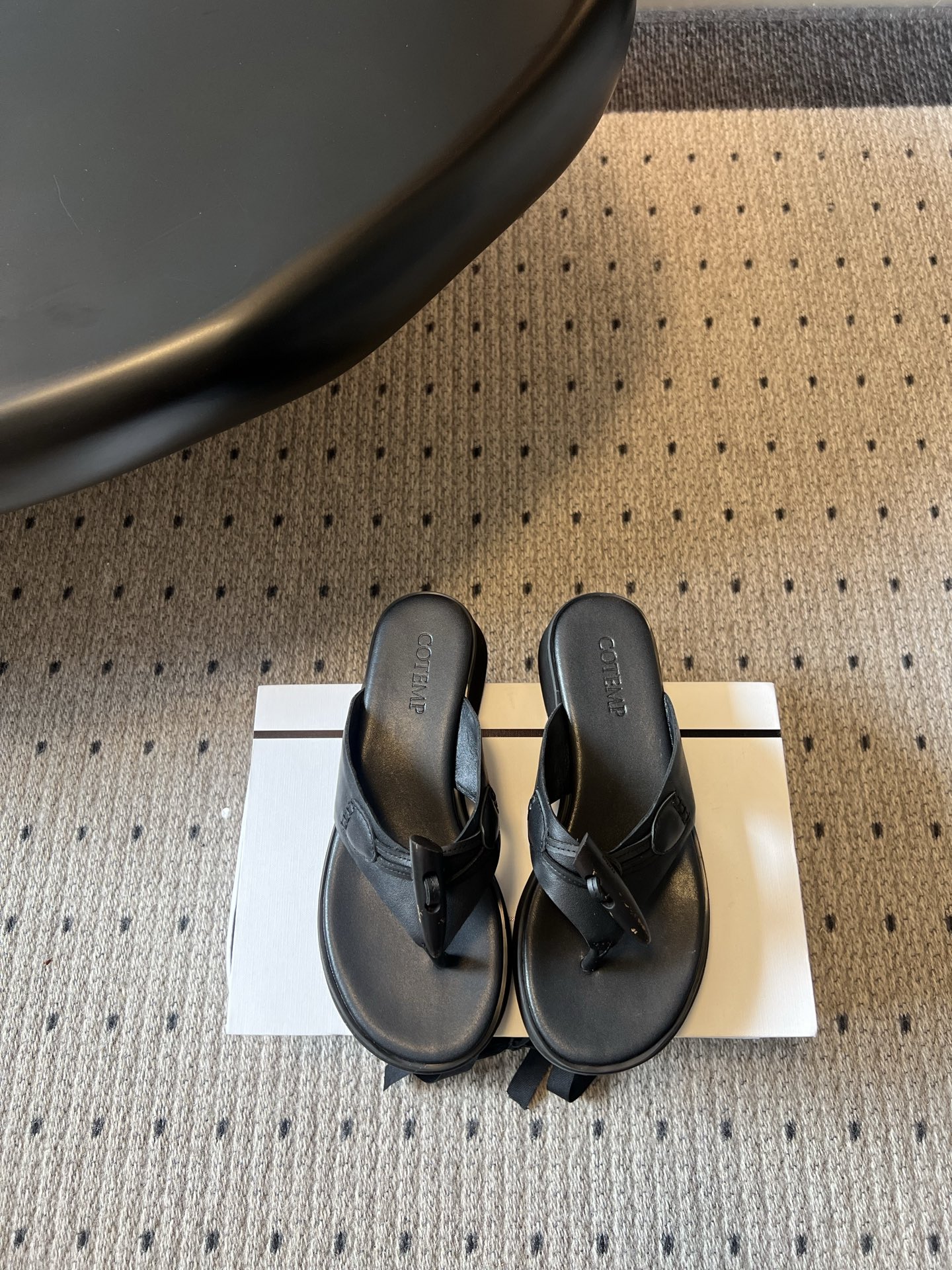 NO:888040,Cotemp 56ss spring and summer new horn buckle thick-soled flip-flops are here, a lazy-type flip-flops with a relaxed atmosphere!  The design adopts a classic clip-toe silhouette with iconic horn buckle details, which is simple and self-recognizable. There is no unnecessary decoration, but the texture is highlighted in the details. It is low-key and attractive. The thick-soled design quietly elongates the proportions and can easily be worn to create long legs. The details are full of highlights, the overall lines are neat and smooth, and there is no redundant design. The embellishment of the horn buckle makes the basic model an instant memory point. It also takes into account practicality and beauty. It is also very convenient for daily care, worry-free and versatile.  Upper rubbed sheepskin/black cowhide, lining sheepskin, outsole original molded outsole size 35-42 (customized sizes 40 and 41 are non-refundable), heel height 4cm, split-toe shoes, cowhide, sheepskin19860909Cotemp 56ss春夏新款牛角扣厚底人字拖 自带松弛氛围感的懒人本命款人字拖来啦！设计上采用了经典的夹趾版型,搭配标志性的牛角扣细节,简约又自带辨识度,没有多余的装饰,却能在细节处凸显质感,低调又耐看,厚底的设计悄悄拉长比例,轻松穿出大长腿效果. 细节亮点满满,整体线条利落流畅,没有冗余的设计,牛角扣的点缀让基础款瞬间有了记忆点,同时兼顾了实用性和美观度,日常打理也很方便,省心又百搭. 鞋面擦色羊皮/黑色牛皮 内里羊皮 大底原版开模大底 size35-42码（40、41码定制不退换） 跟高4cm,分趾鞋,cowhide,sheepskin,Women's Shoes