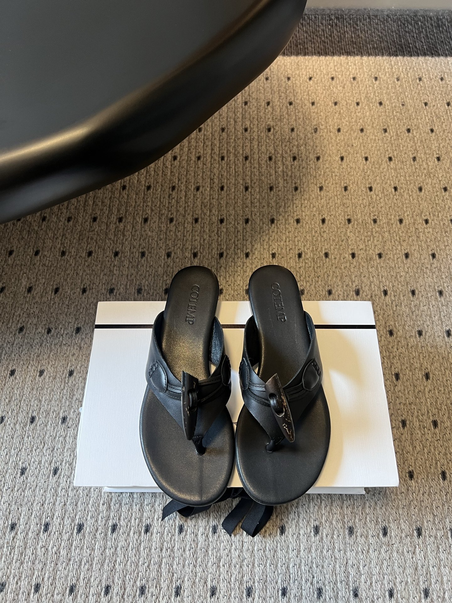 NO:888056,Cotemp 56ss spring and summer new horn buckle flat flip-flops are here, the lazy-type flip-flops with a relaxed atmosphere!  The design adopts a classic flip-flop style with iconic horn buckle details, which is simple and recognizable. There is no unnecessary decoration, but the texture is highlighted in the details, which is low-key and eye-catching. It can be called an all-rounder when paired with casual shorts, lazy dresses, or casual wide-leg pants for daily outings. It can be easily adapted to create a casual and fashionable daily feel. Whether it is shopping, vacationing at the beach, or going downstairs to pick up express delivery, it can hold up in various scenes.  Upper rubbed sheepskin/black cowhide, lining sheepskin, outsole Italian leather outsole, heel height 1.5cm, size 35-42 (customized sizes 40, 41, 42 are non-refundable), split-toe shoes, skirts, shorts, cowhide, sheepskin, Leather soles19860909Cotemp 56ss春夏新款牛角扣平底人字拖 自带松弛氛围感的懒人本命款人字拖来啦！设计上采用了经典的夹趾版型,搭配标志性的牛角扣细节,简约又自带辨识度,没有多余的装饰,却能在细节处凸显质感,低调又耐看. 搭配上堪称万能选手,无论是日常出门的休闲短裤、慵懒风的连衣裙,还是随性的阔腿裤,都能轻松适配,轻松穿出随性又时髦的日常感,不管是逛街、海边度假还是下楼取快递,都能hold住各种场景. 鞋面擦色羊皮/黑色牛皮 内里羊皮 大底意大利真皮大底 跟高1.5cm size35-42码（40、41、42码定制不退换）,分趾鞋,skirts,shorts,cowhide,sheepskin,Leather soles,Women's Shoes