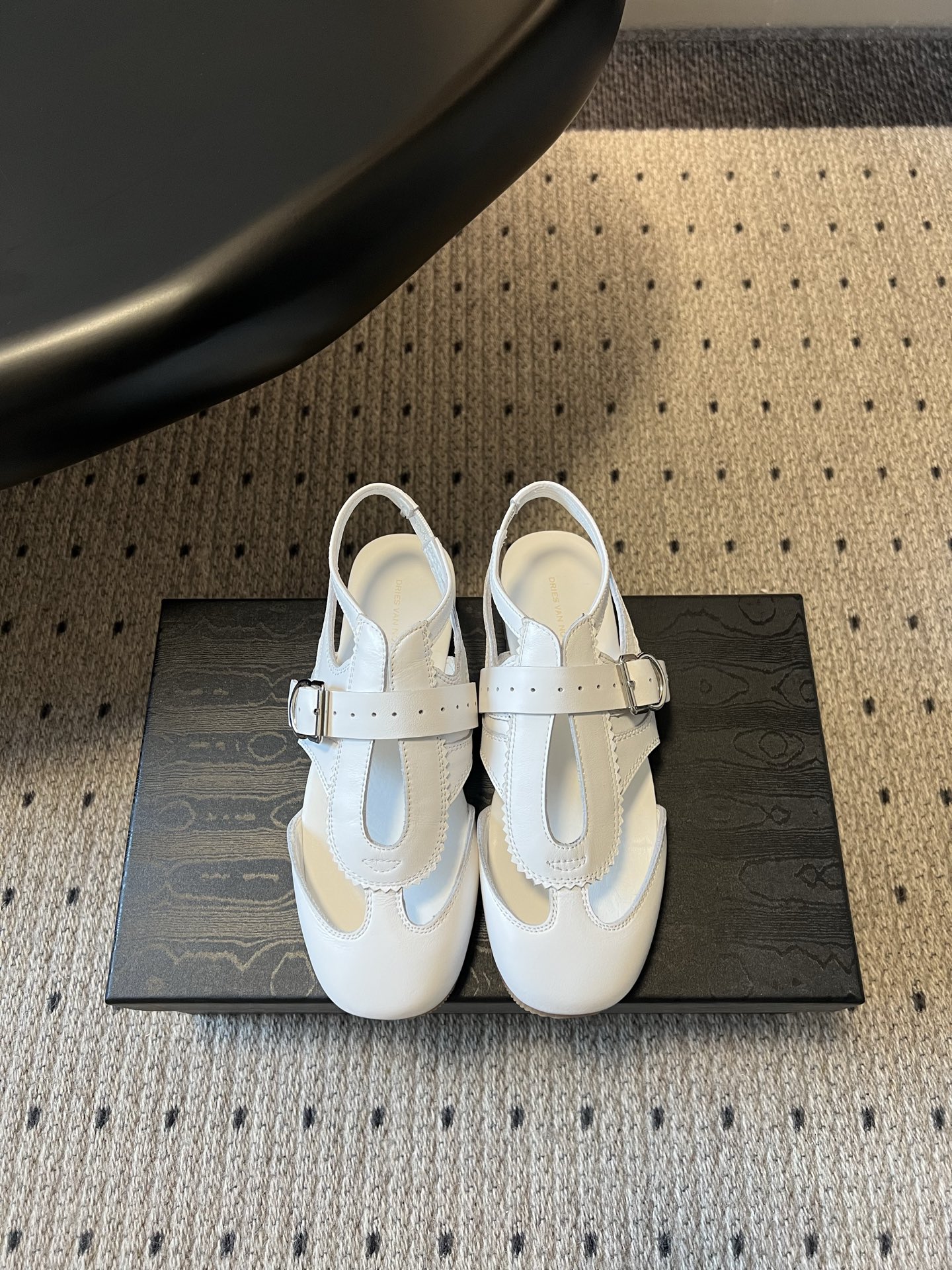 NO:818546,The top version of Dries Van Noten 26ss spring and summer new retro square-toe Mary Jane sandals. The square-toe shoe shape is equipped with a T-shaped hollow design, with exquisite seaming details on the edges, and an adjustable metal buckle. It has a retro college style, and the overall lines are neat and soft. It has a sense of age when paired with short skirts or pleated skirts for daily use, and can be worn with straight pants for a retro and relaxed feel. Whether it is commuting or leisure travel, it can easily adapt to a variety of styles.  Cowhide upper, sheepskin lining, rubber outsole, size 35-41 (customized sizes 40 and 41 are not returnable), sandals, sandals, mary jane, skirts, cowhide, sheepskin19860909顶级版本 Dries Van Noten 26ss春夏新款复古方头玛丽珍后空凉鞋 方头鞋型搭配T型镂空设计,边缘点缀精致锁边细节,搭配可调节金属搭扣,自带复古学院风调性,整体线条利落又带着柔和质感. 日常搭配短裙或百褶裙自带减龄感,搭配直筒裤又能穿出复古松弛感,无论是通勤还是休闲出行,都能轻松适配多种穿搭风格. 鞋面牛皮 内里羊皮 大底橡胶大底 size35-41码（40、41码定制不退换）,凉鞋,sandals,mary jane,skirts,cowhide,sheepskin,Women's Shoes