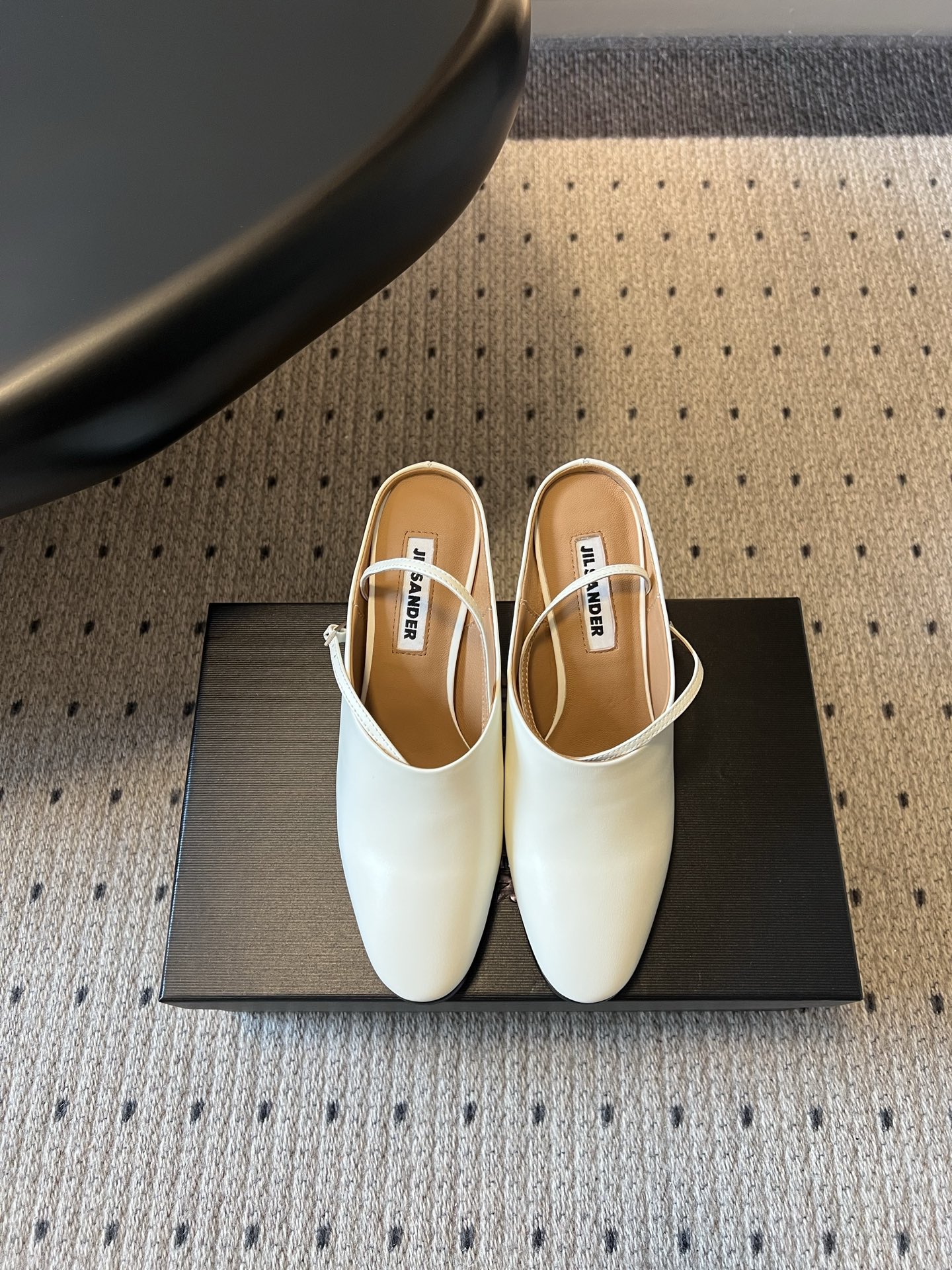 NO:816395,JIL SANDE*26ss new spring and summer round-toe Mule pumps are lazy-type Mule slippers with a minimalist and cool temperament. The round-toe silhouette is neat and not picky about the shape of the foot. The slim one-line strap hangs lightly on the instep, which balances the sense of relaxation and sophistication just right. Whether it is suit trousers for daily commuting, drapey wide-leg pants, or straight jeans or flowing skirts for casual outings, it can be easily adapted and you can wear it with a high-end atmosphere effortlessly.  Your feet will not get tired after walking for a long time. The one-legged way of putting on and taking off allows you to go out in a hurry, taking into account comfort and dignity. Imported butter leather upper, sheepskin lining, Italian genuine leather outsole, heel height 7.5cm, size 35/40 (40 custom made, non-returnable, non-exchangeable), sandals, jil sander, sandals, high heels, skirts, jeans, business suit, sheepskin, Leather soles19860909JIL SANDE*26ss春夏新款圆头穆勒高跟鞋 自带极简清冷气质的懒人款穆勒拖,圆头廓形利落又不挑脚型,细巧一字带轻挂脚背,把松弛感和精致感平衡得刚刚好.不管是日常通勤的西装裤、垂坠感阔腿裤,还是休闲出街的直筒牛仔裤、飘逸半裙,都能轻松适配,不费力就能穿出高级氛围感. 长时间走路也不会累脚,一脚蹬的穿脱方式,赶时间出门也能从容不迫,兼顾了舒适与体面. 鞋面进口牛油皮 内里羊皮 大底意大利真皮大底 跟高7.5cm 码数35/40（40定做不退不换）,凉鞋,jil sander,sandals,high heels,skirts,jeans,business suit,sheepskin,Leather soles,Women's Shoes