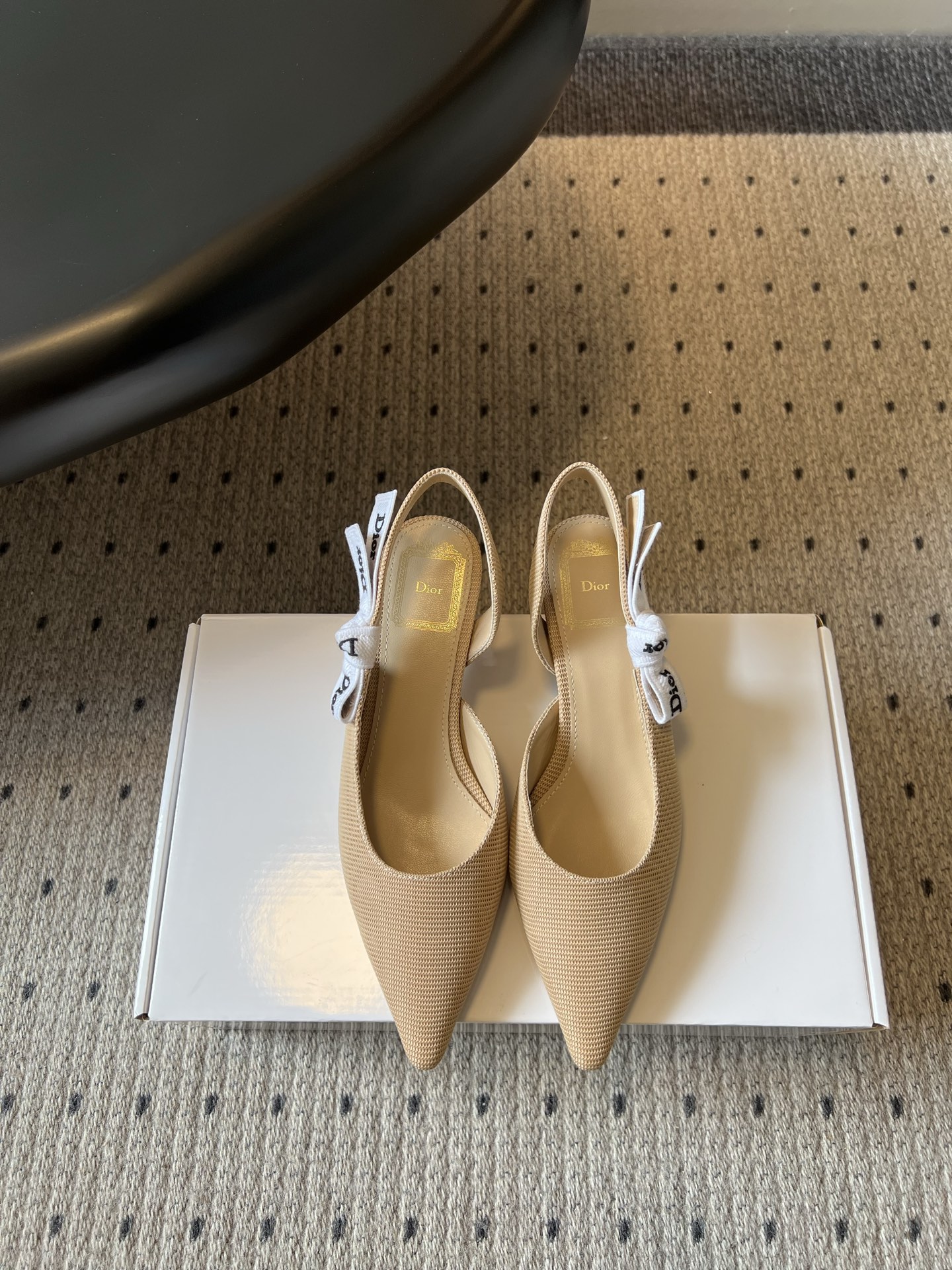 NO:818964,Dio*26SS new spring and summer pointed toe bow webbing back sandals. Pointed toe back sandals with French elegance are a secret weapon to improve the sophistication of the style. The neat pointed toe design visually elongates the foot shape, the lines are simple and elegant, and it has a gentle temperament. It is highly suitable for matching, whether it is paired with a commuting suit, a dress or simple straight pants, you can easily wear it with an elegant and fashionable feeling, and can be used for daily commuting, dating parties, and light business occasions. Original custom-made fabric for the upper  Sheepskin lining, genuine leather outsole, sizes 35-41 (customized sizes 40 and 41 are non-refundable), heel height 4cm, high heels, sandals, dior, sandals, high heels, skirts, business suits, sheepskin, Leather soles19860909Dio*26SS春夏新款尖头蝴蝶结织带后空凉鞋 自带法式优雅感的尖头后空凉鞋,是提升造型精致度的秘密武器.利落的尖头设计视觉上拉长脚型,线条简约大气,自带温婉气质. 搭配上适配度超高,不管是搭配通勤西装、连衣裙还是简约直筒裤,都能轻松穿出优雅又时髦的感觉,日常通勤、约会聚会、轻商务场合都能hold住. 鞋面原版定制面料 内里羊皮 大底真皮大底 size35-41码（40、41码定制不退换） 跟高4cm,高跟鞋凉鞋,dior,sandals,high heels,skirts,business suit,sheepskin,Leather soles,Women's Shoes