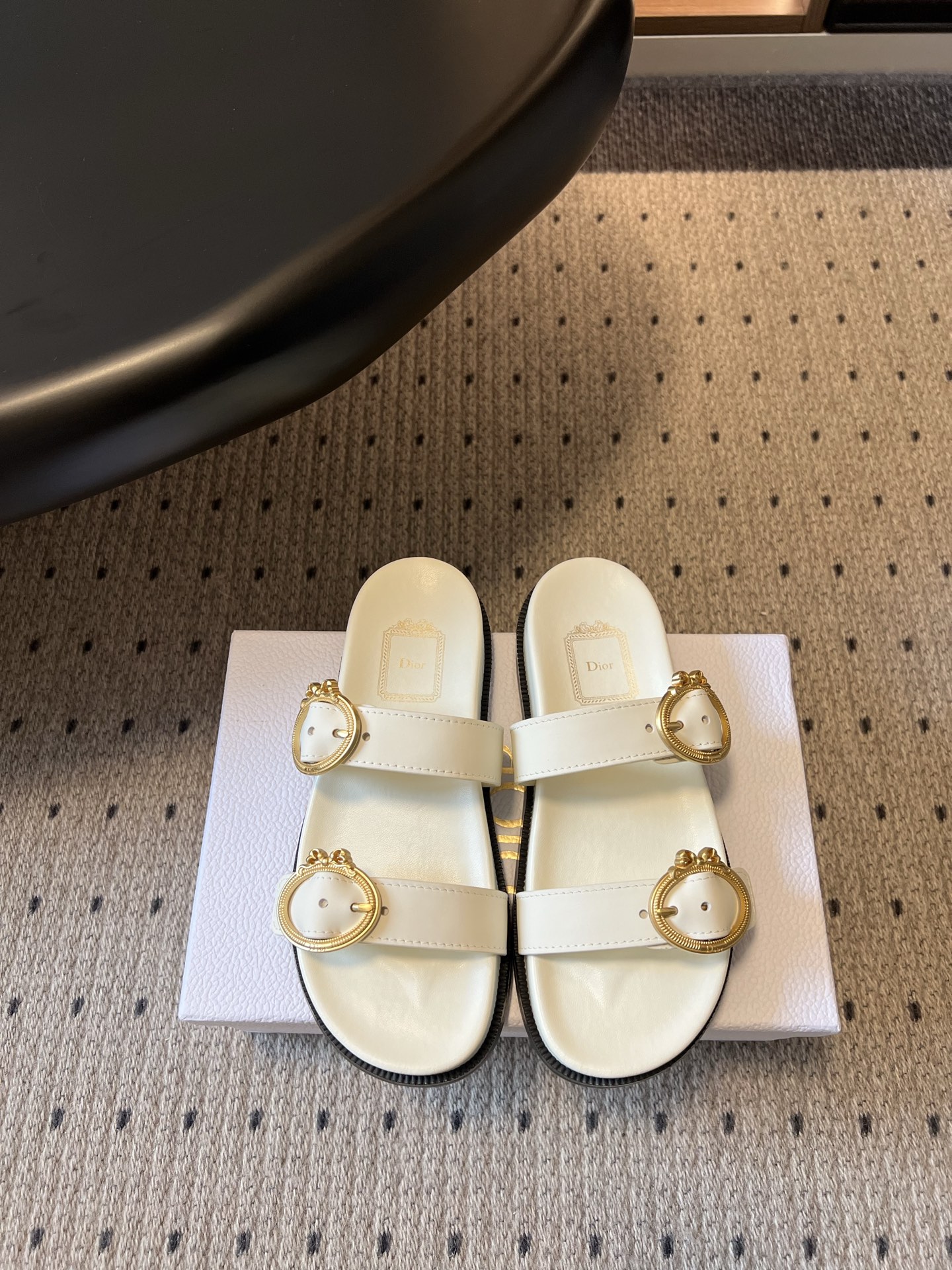NO:816103,Dio*26SS new spring and summer double-strap metal buckle flat sandals. The double-strap design is equipped with a retro round metal buckle. The lines are neat and simple, and it has a relaxed retro texture. It can easily adapt to a variety of styles and is a versatile style in the summer shoe cabinet. Pair it with denim shorts for casual casualness, with long skirts for a gentle and lazy style, and with wide-leg pants for a relaxed atmosphere. It can be easily controlled whether it is for daily outings, vacations or at home. Upper cowhide leather lining Sheepskin  Outsole original molded outsole size 35-41 (customized sizes 40 and 41 are not returnable) Heel height 3cm, slippers, dior, slippers, skirts, shorts, cowhide, sheepskin19860909Dio*26SS春夏新款双带金属扣平底凉拖 双带设计搭配复古圆形金属扣,线条利落简约,自带松弛的复古质感,轻松适配多种穿搭风格,是夏日鞋柜里的百搭款. 搭配牛仔短裤随性休闲,搭配长裙温柔慵懒,搭配阔腿裤又能穿出松弛氛围感,无论是日常出街、度假出行还是居家外穿,都能轻松驾驭. 鞋面牛皮 内里羊皮 大底原版开模大底 size35-41码（40、41码定制不退换） 跟高3cm,拖鞋,dior,slippers,skirts,shorts,cowhide,sheepskin,Women's Shoes